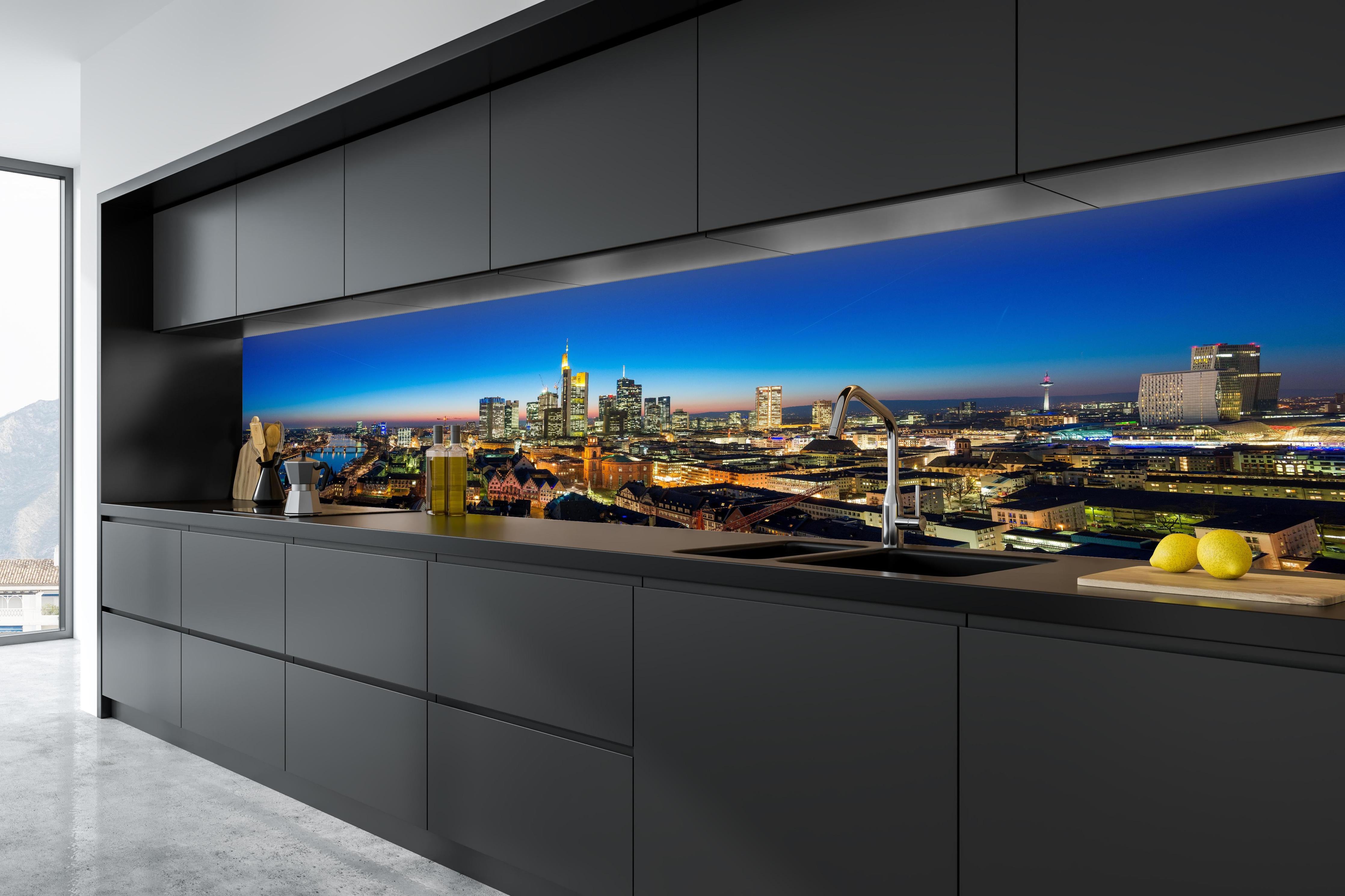Küche - Blaue Skyline bei Abenddämmerung in tiefschwarzer matt-premium Einbauküche