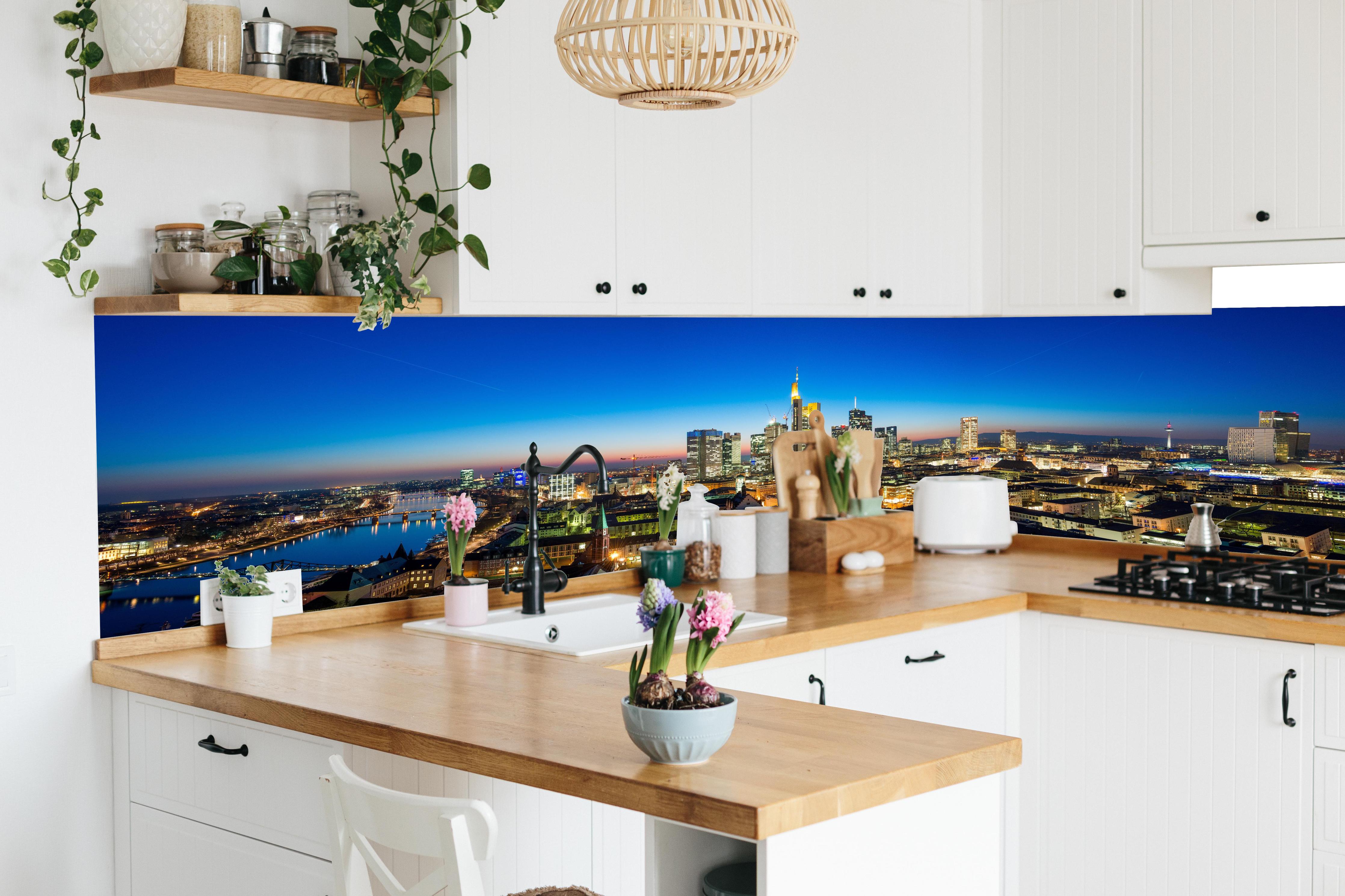 Küche - Blaue Skyline bei Abenddämmerung in lebendiger Küche mit bunten Blumen