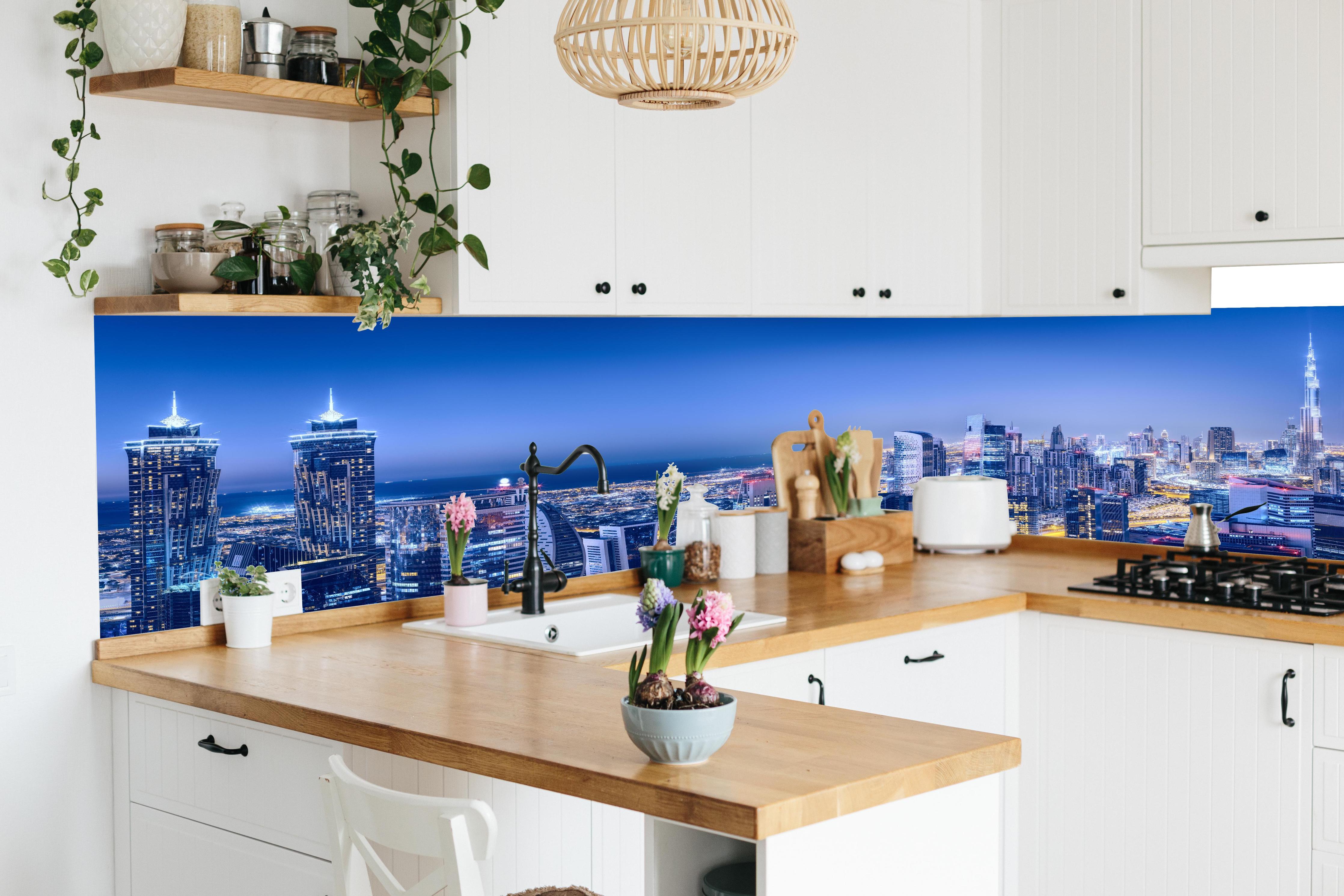 Küche - Blaue Skyline bei Nacht in lebendiger Küche mit bunten Blumen