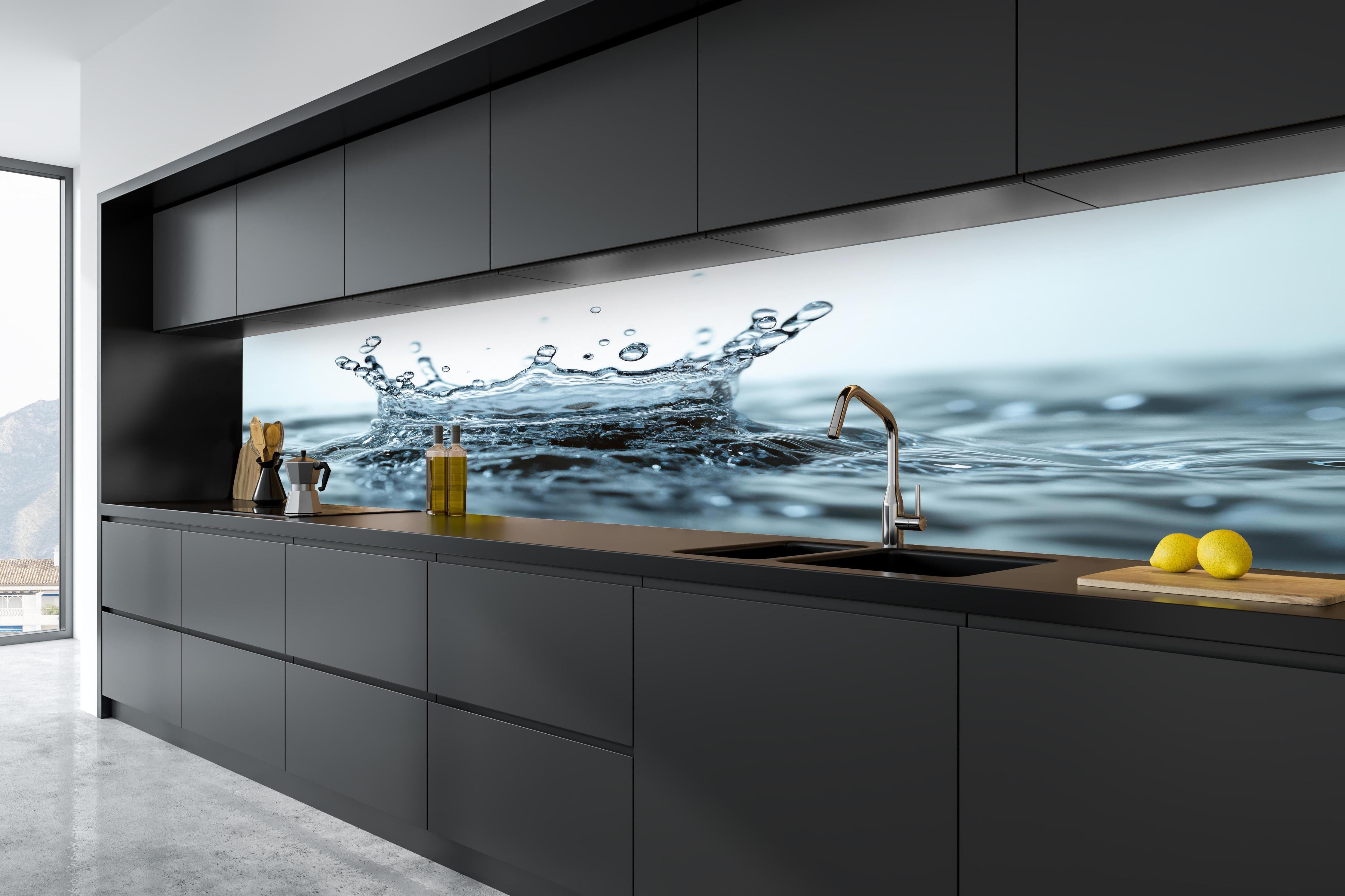 Küche - Blauer Wasser-Splash in tiefschwarzer matt-premium Einbauküche