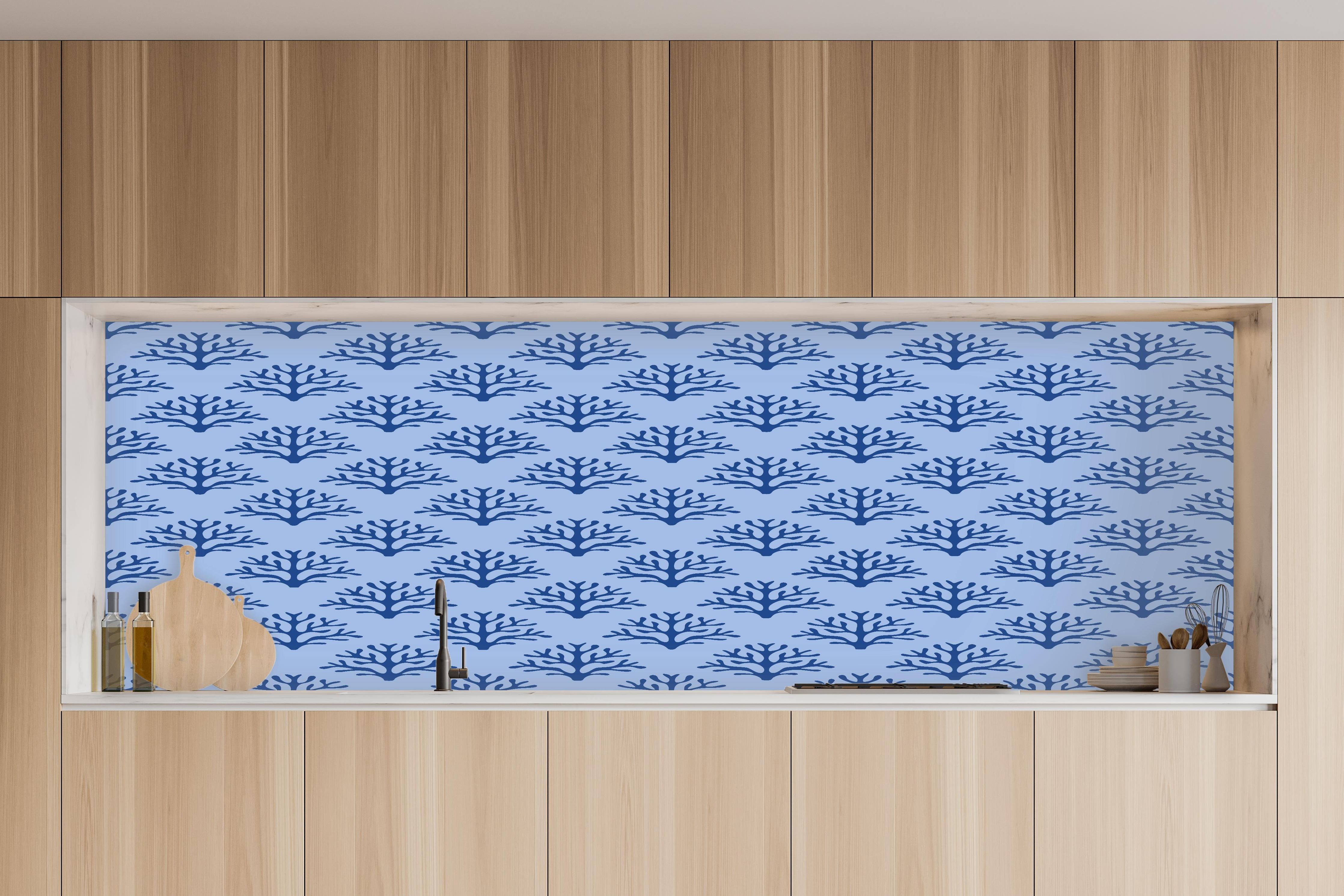 Küche - Blaues Korallenmuster Tapete in charakteristischer Vollholz-Küche mit modernem Gasherd