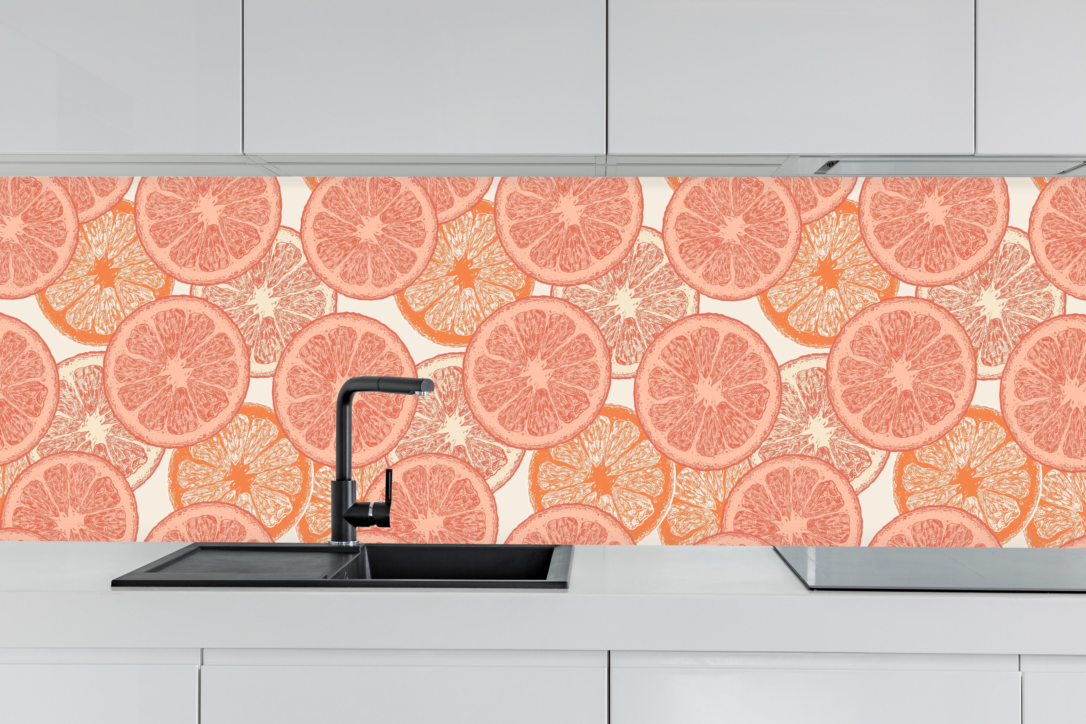 Küche - Blutorangenmuster Orange Rosa hinter weißen Hochglanz-Küchenregalen und schwarzem Wasserhahn