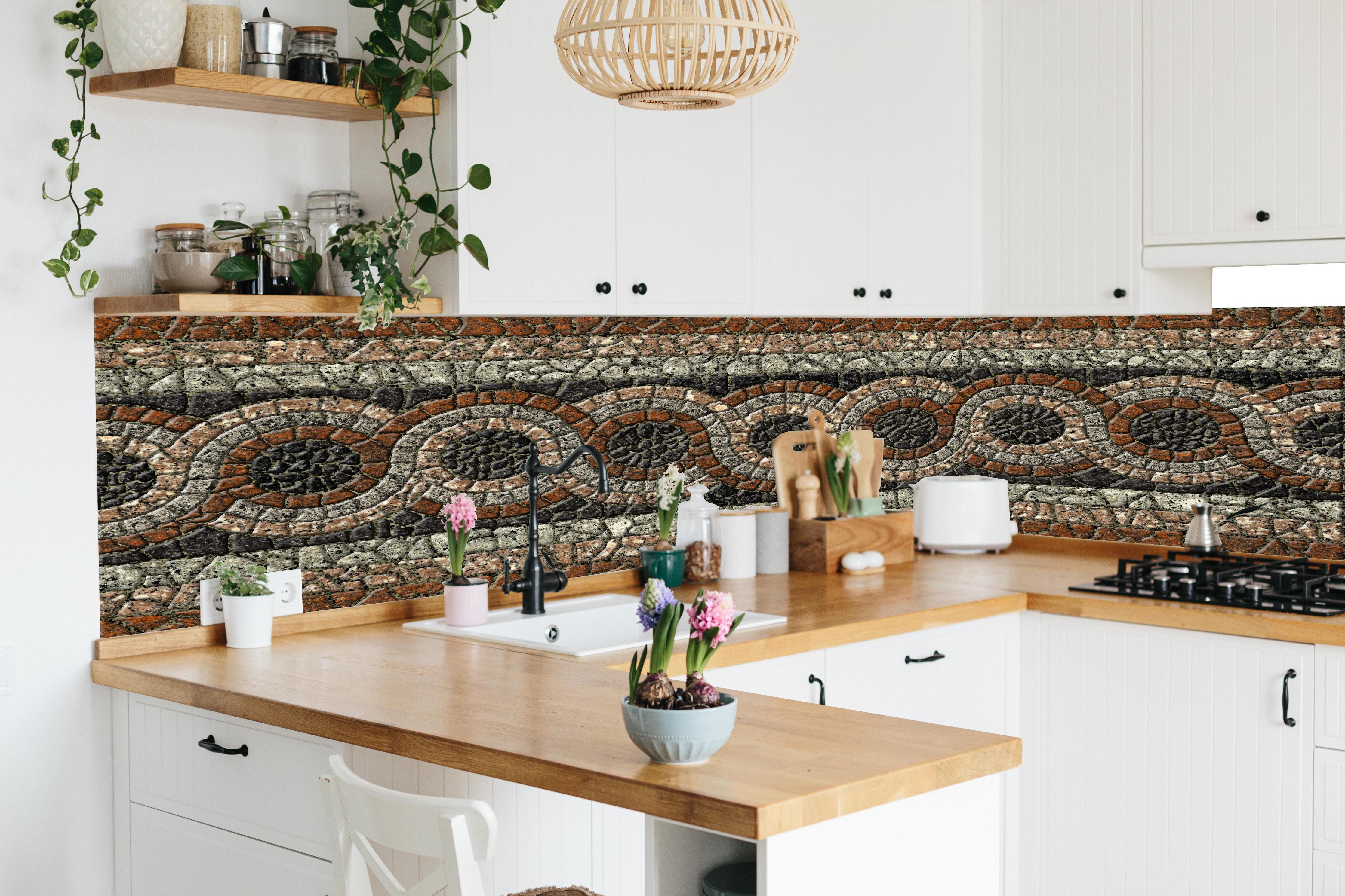 Küche - Braun-Beige Steinmosaik Bordüre in lebendiger Küche mit bunten Blumen