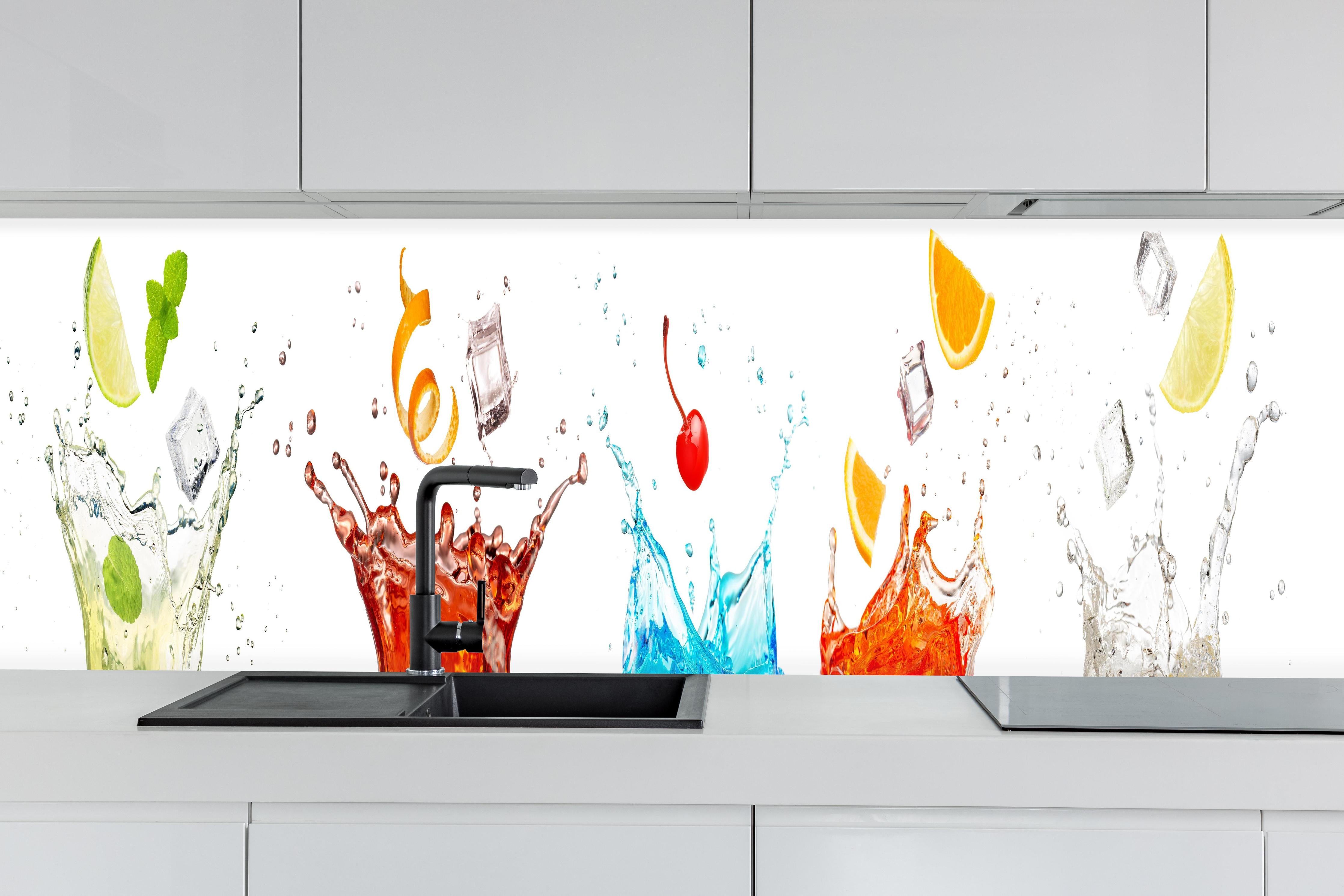 Küche - Bunte Cocktail-Spritzer hinter weißen Hochglanz-Küchenregalen und schwarzem Wasserhahn