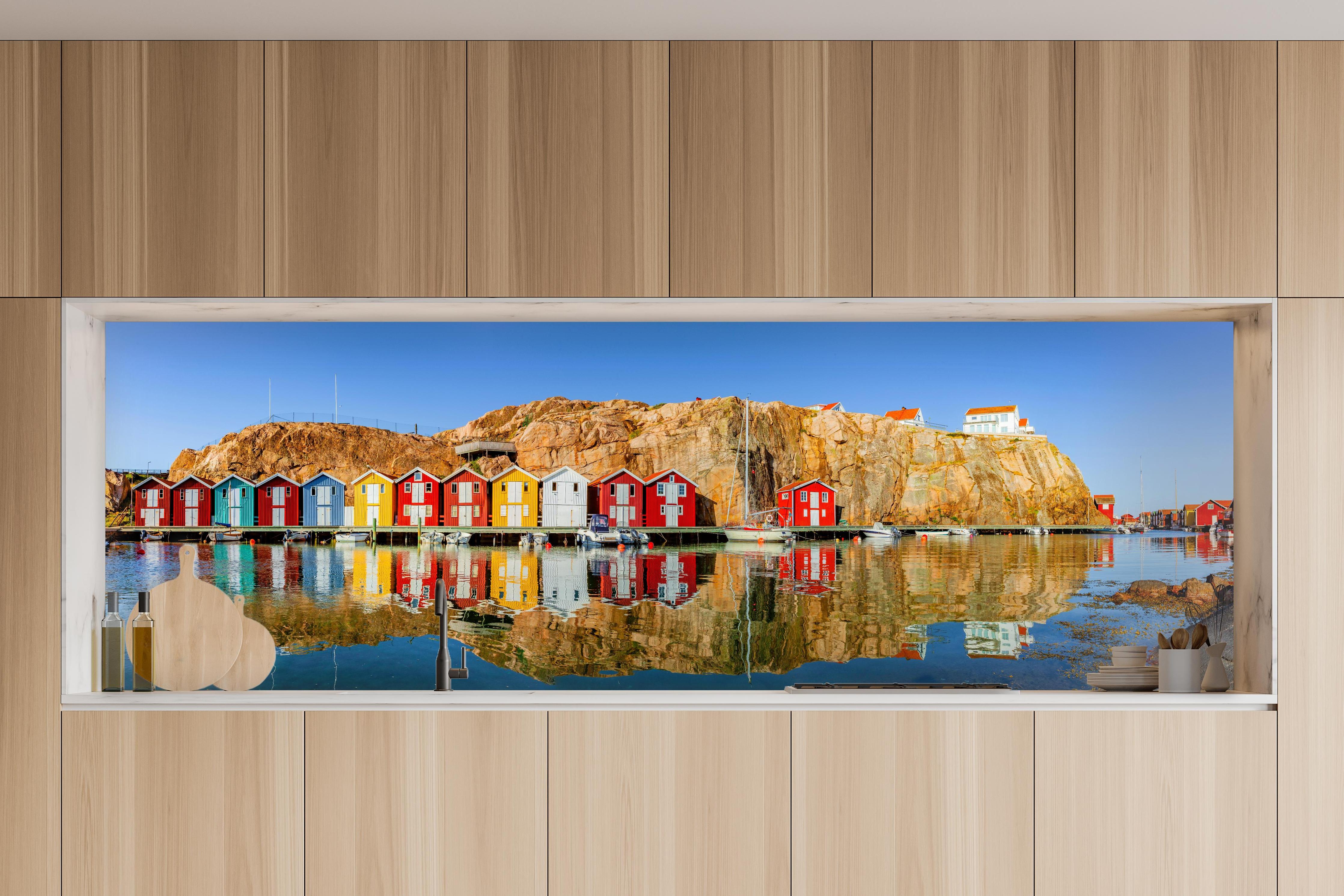 Küche - Bunte Fischerhäuser in Schweden in charakteristischer Vollholz-Küche mit modernem Gasherd