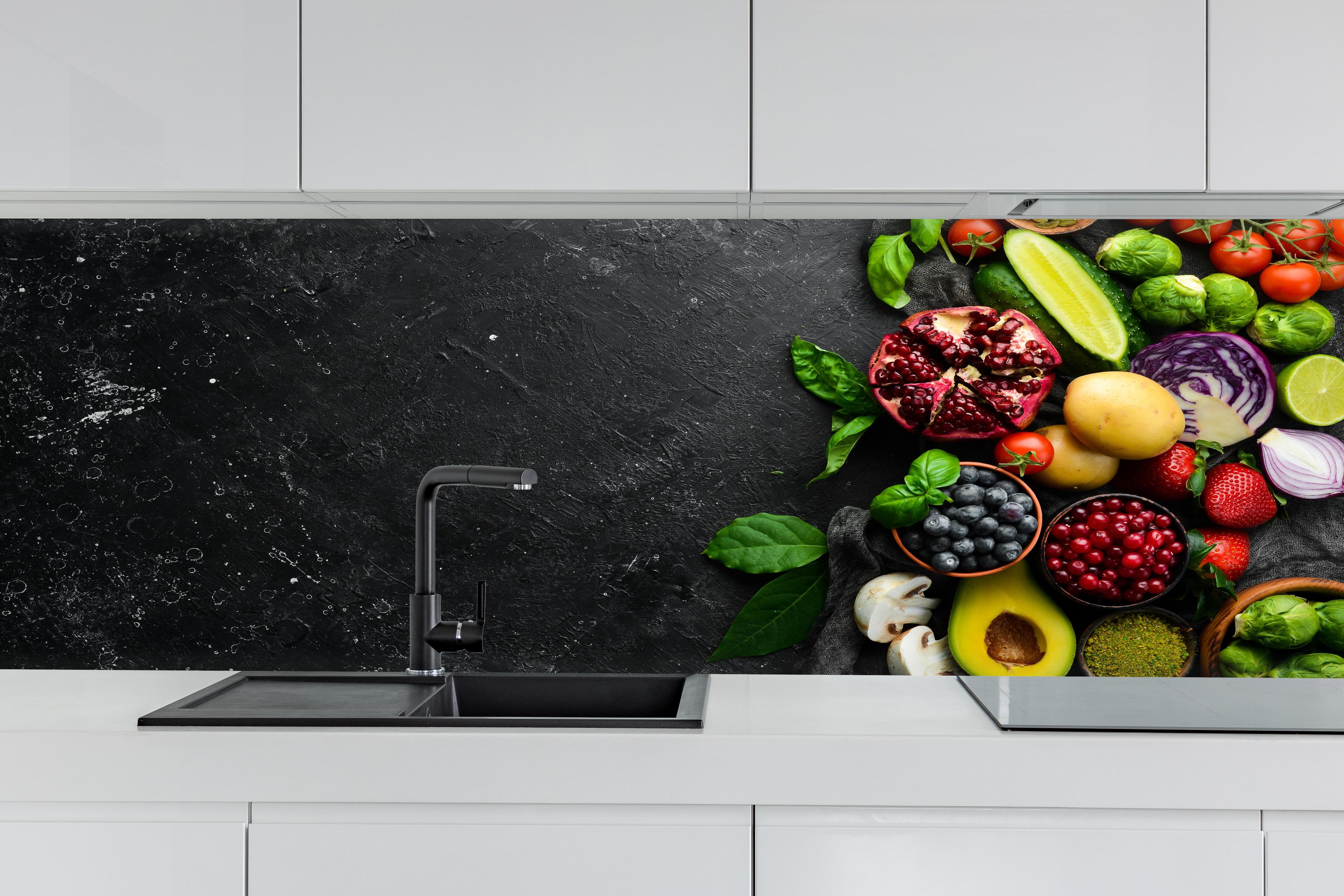 Küche - Bunte Früchte & Gewürze hinter weißen Hochglanz-Küchenregalen und schwarzem Wasserhahn