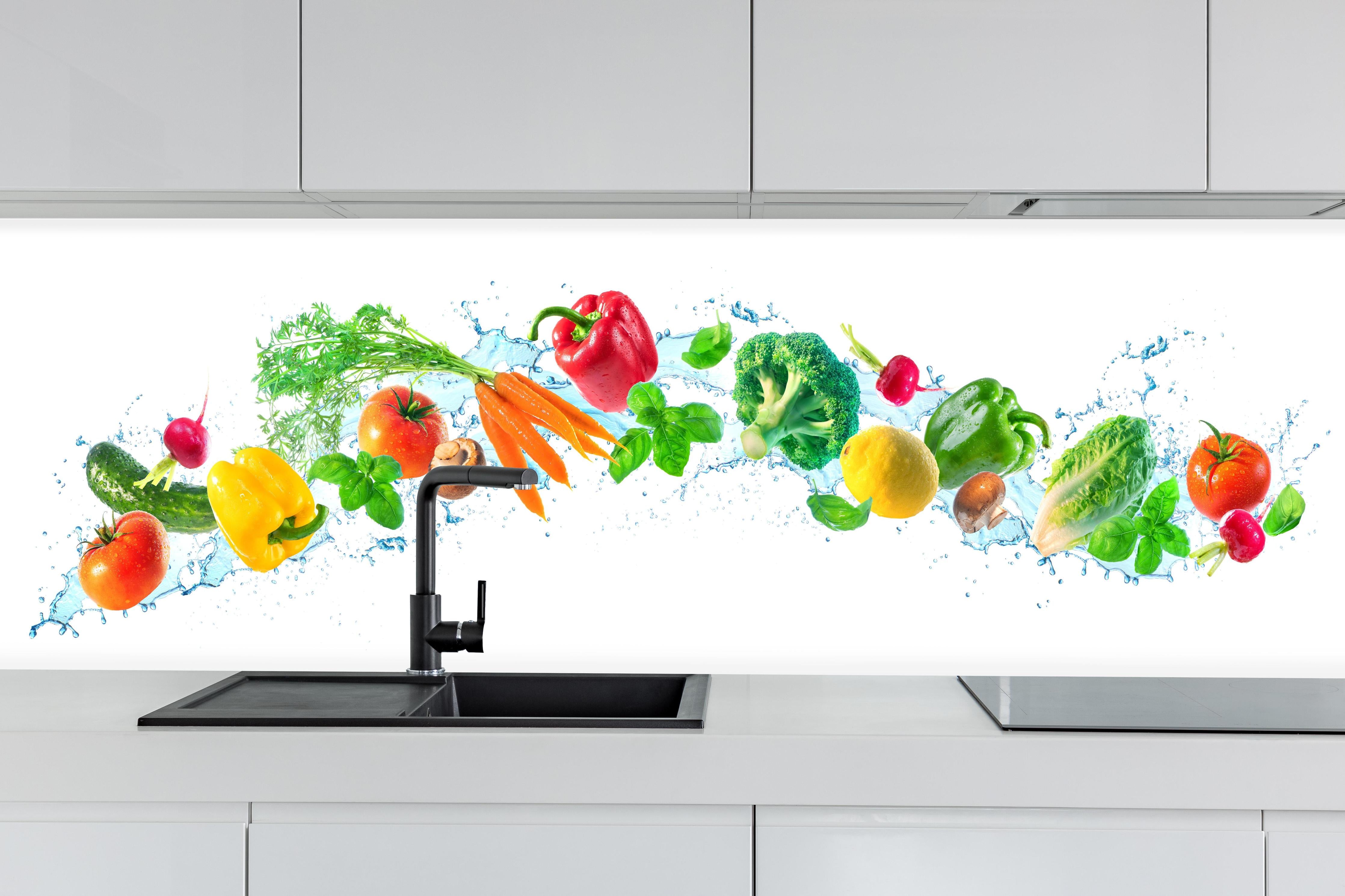 Küche - Bunte Gemüse- und Kräuterkomposition hinter weißen Hochglanz-Küchenregalen und schwarzem Wasserhahn