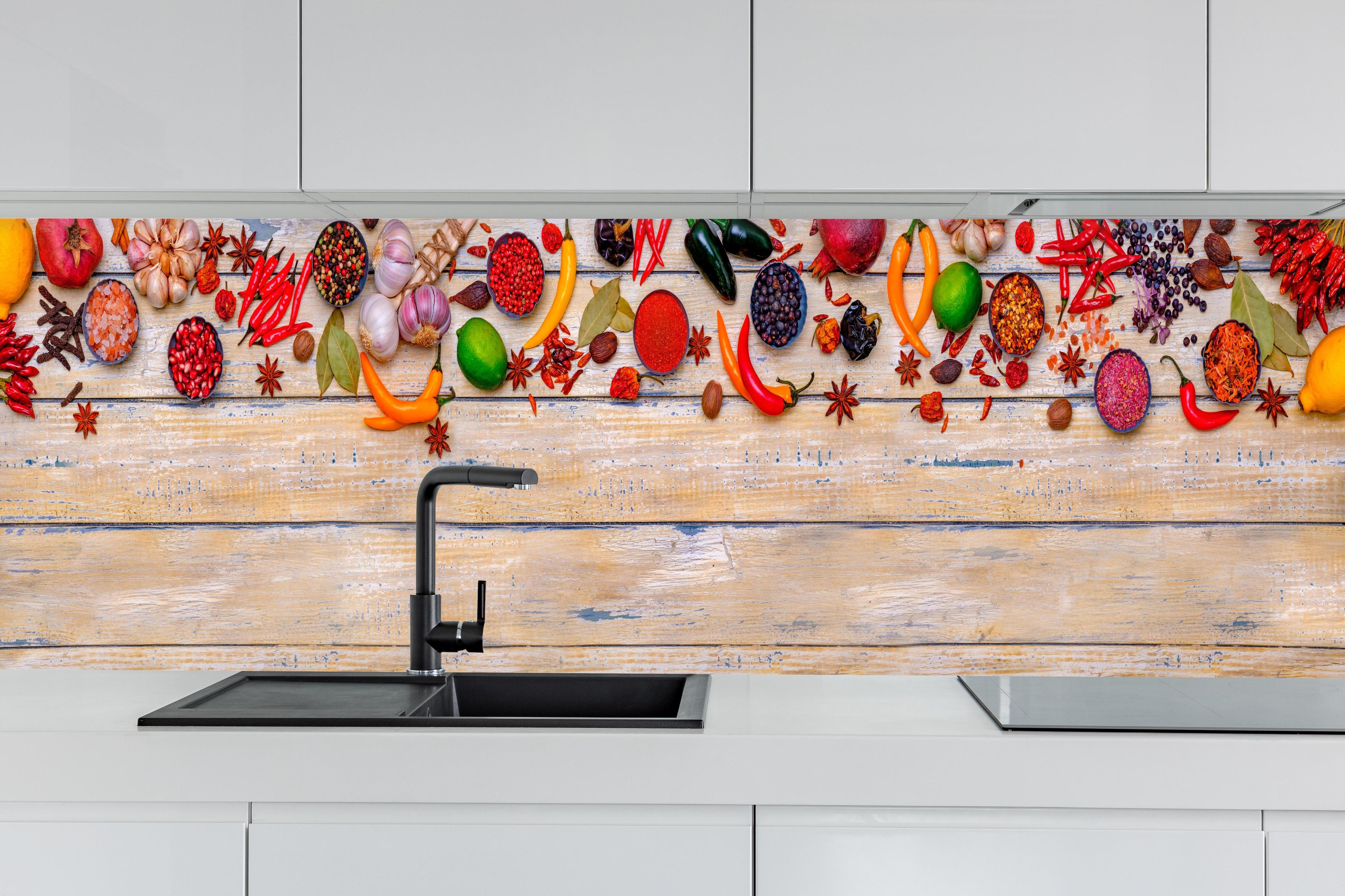 Küche - Bunte Gewürze & Kräuter auf Holz hinter weißen Hochglanz-Küchenregalen und schwarzem Wasserhahn