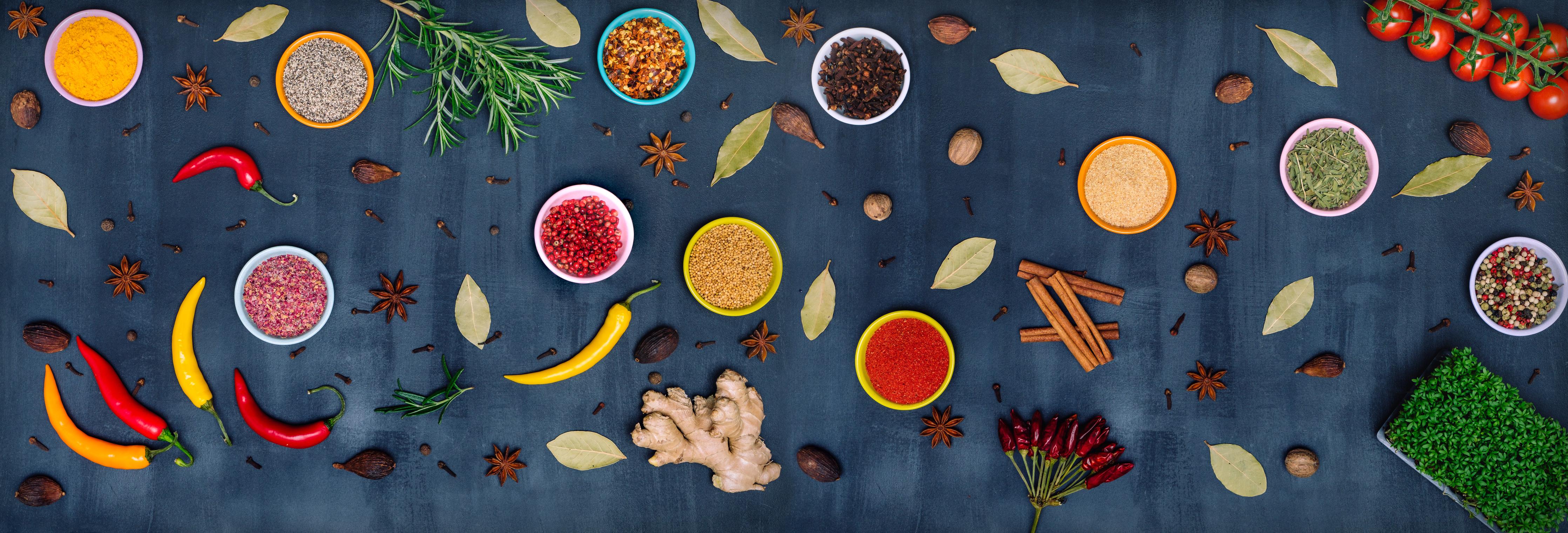 Küchenrückwand-Bunte Gewürze und Kräuter