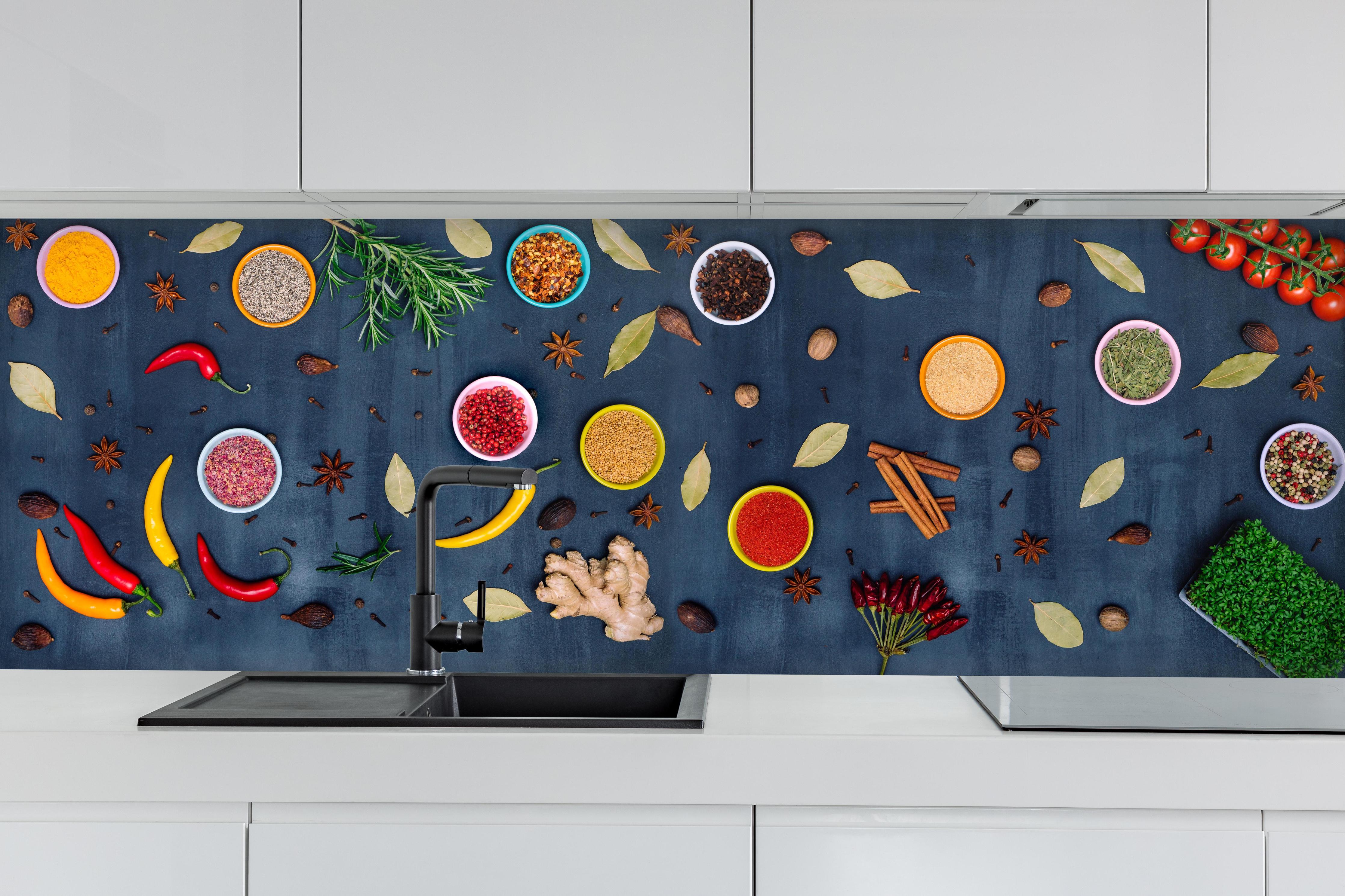 Küche - Bunte Gewürze und Kräuter hinter weißen Hochglanz-Küchenregalen und schwarzem Wasserhahn