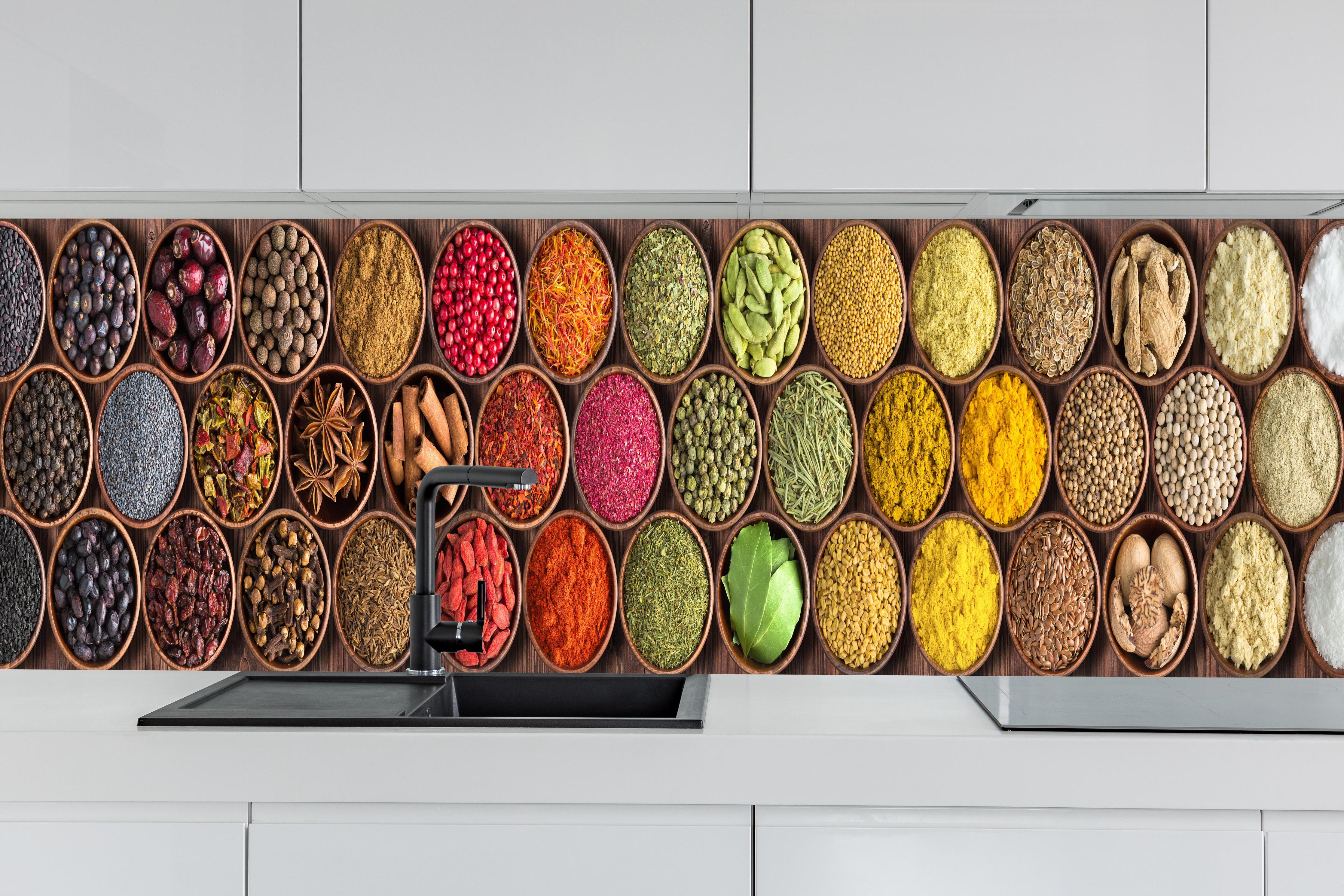 Küche - Bunte Gewürzschalen hinter weißen Hochglanz-Küchenregalen und schwarzem Wasserhahn