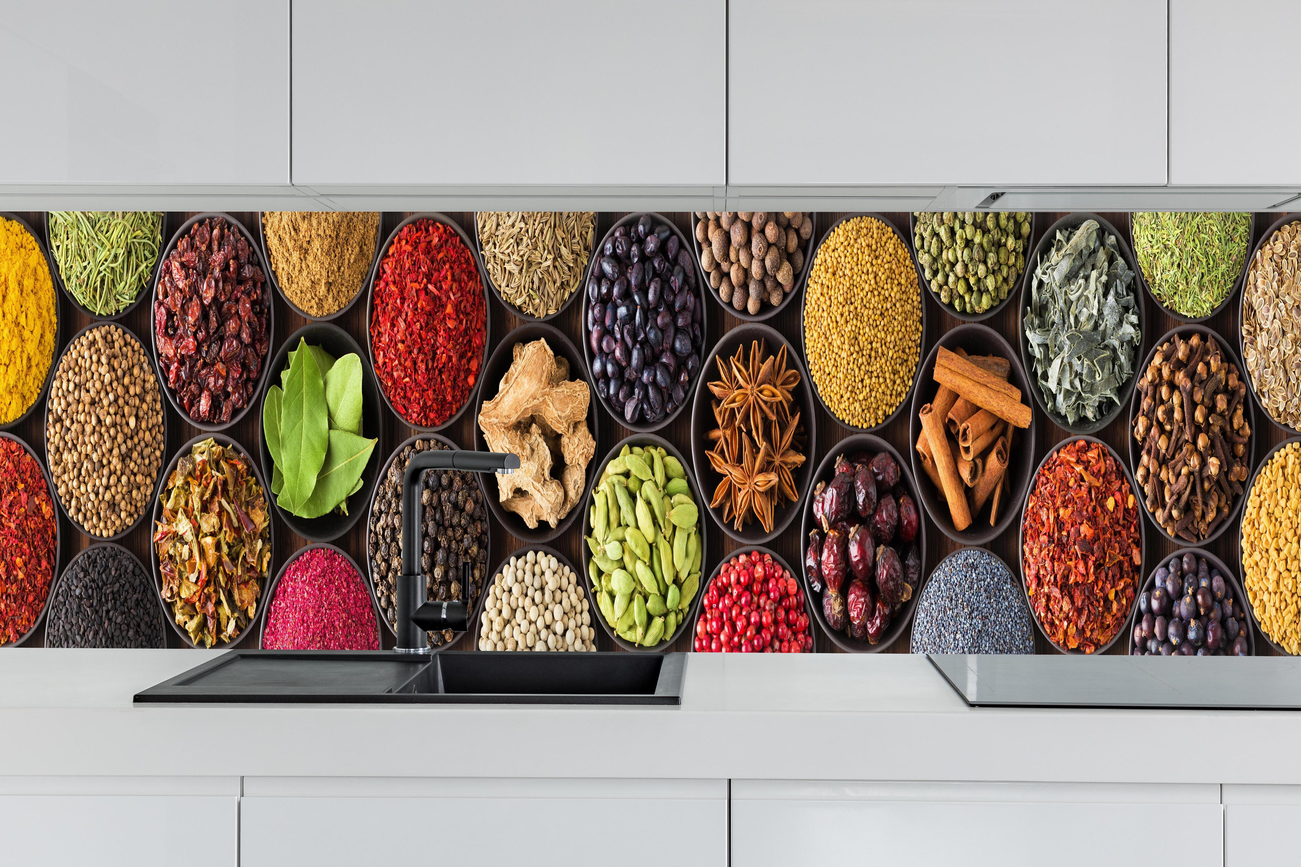 Küche - Bunte Gewürzvielfalt hinter weißen Hochglanz-Küchenregalen und schwarzem Wasserhahn