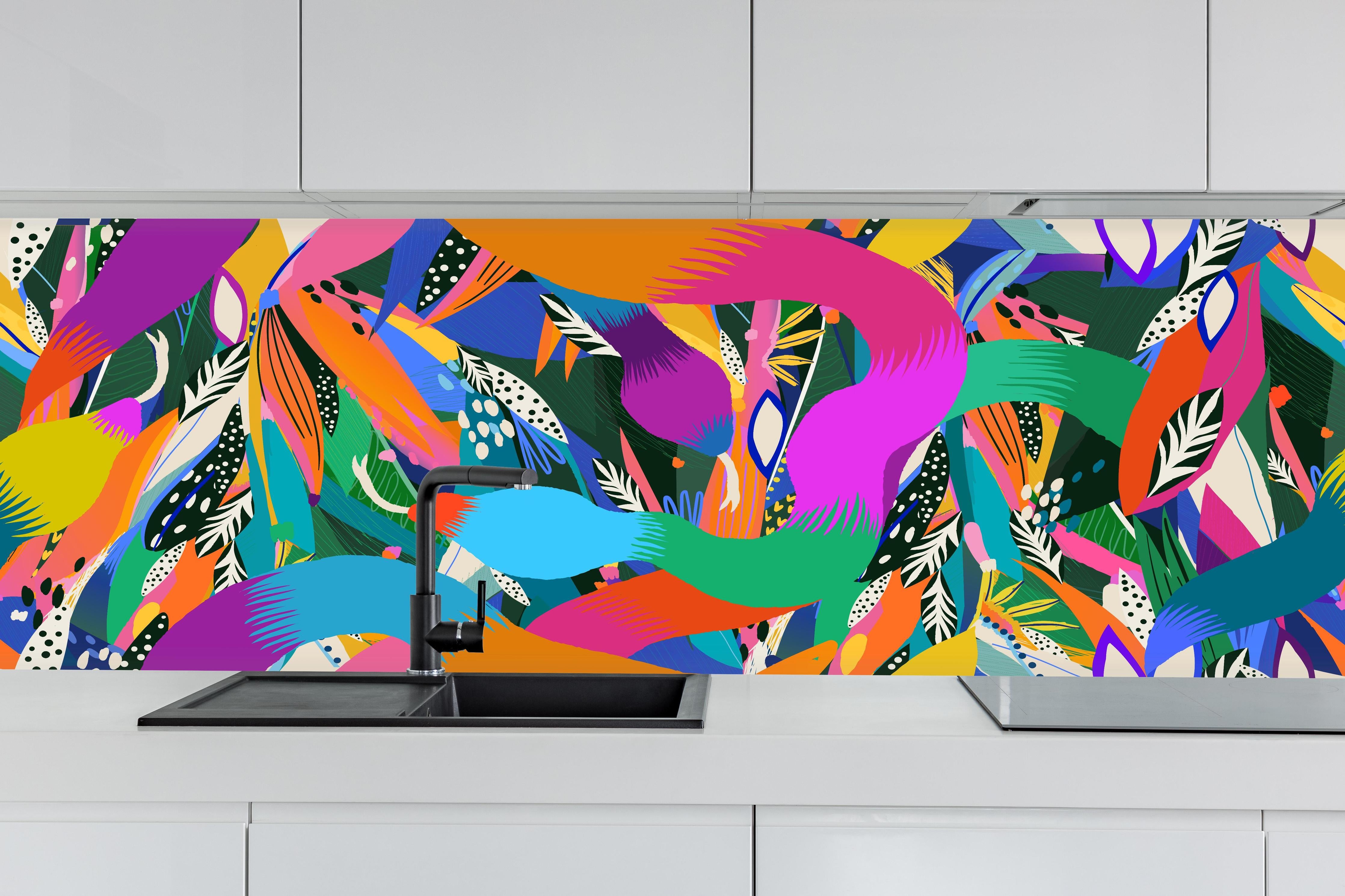 Küche - Bunte Tropische Schlangen-Illustration hinter weißen Hochglanz-Küchenregalen und schwarzem Wasserhahn