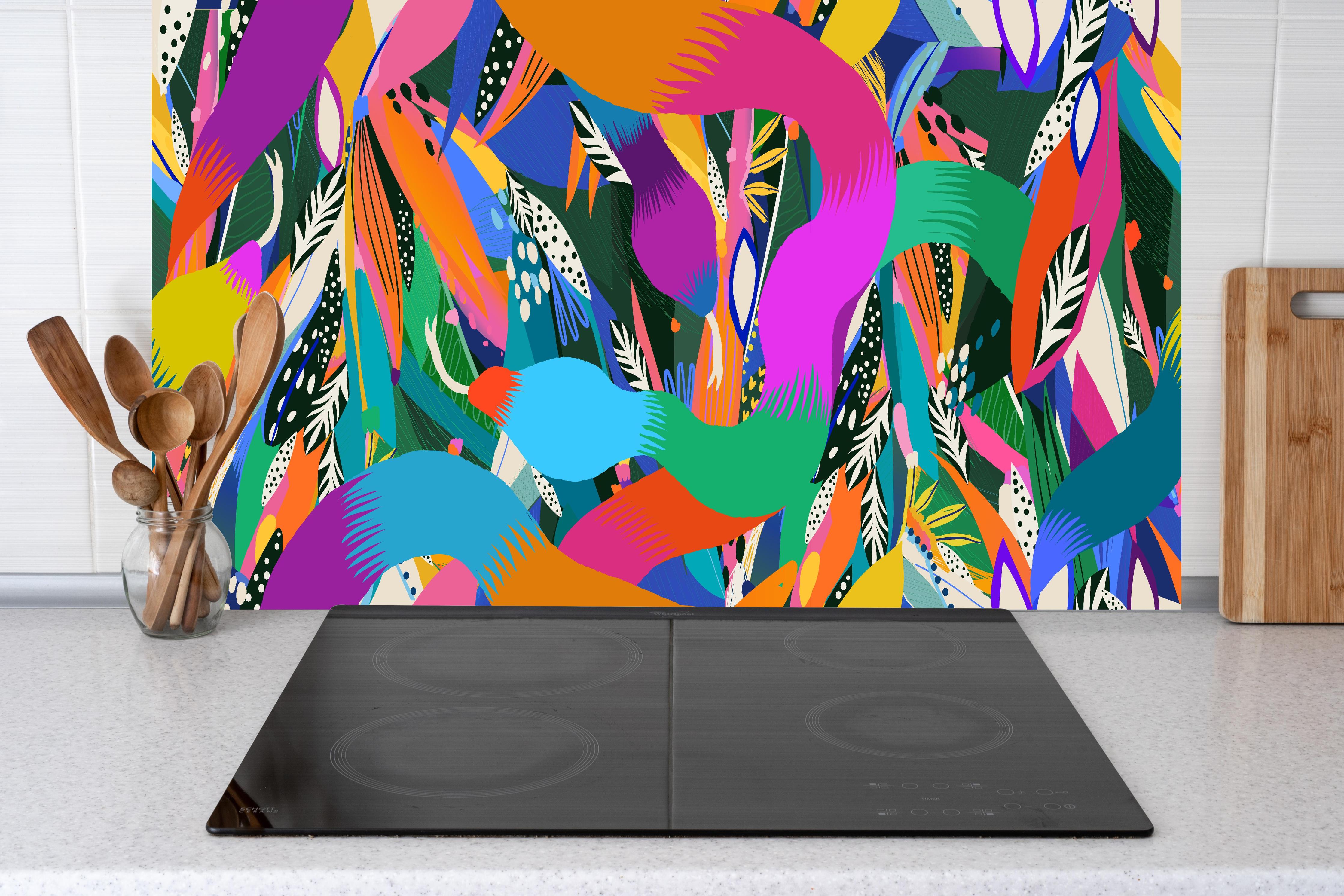 Küche - Bunte Tropische Schlangen-Illustration hinter Cerankochfeld und Holz-Kochutensilien