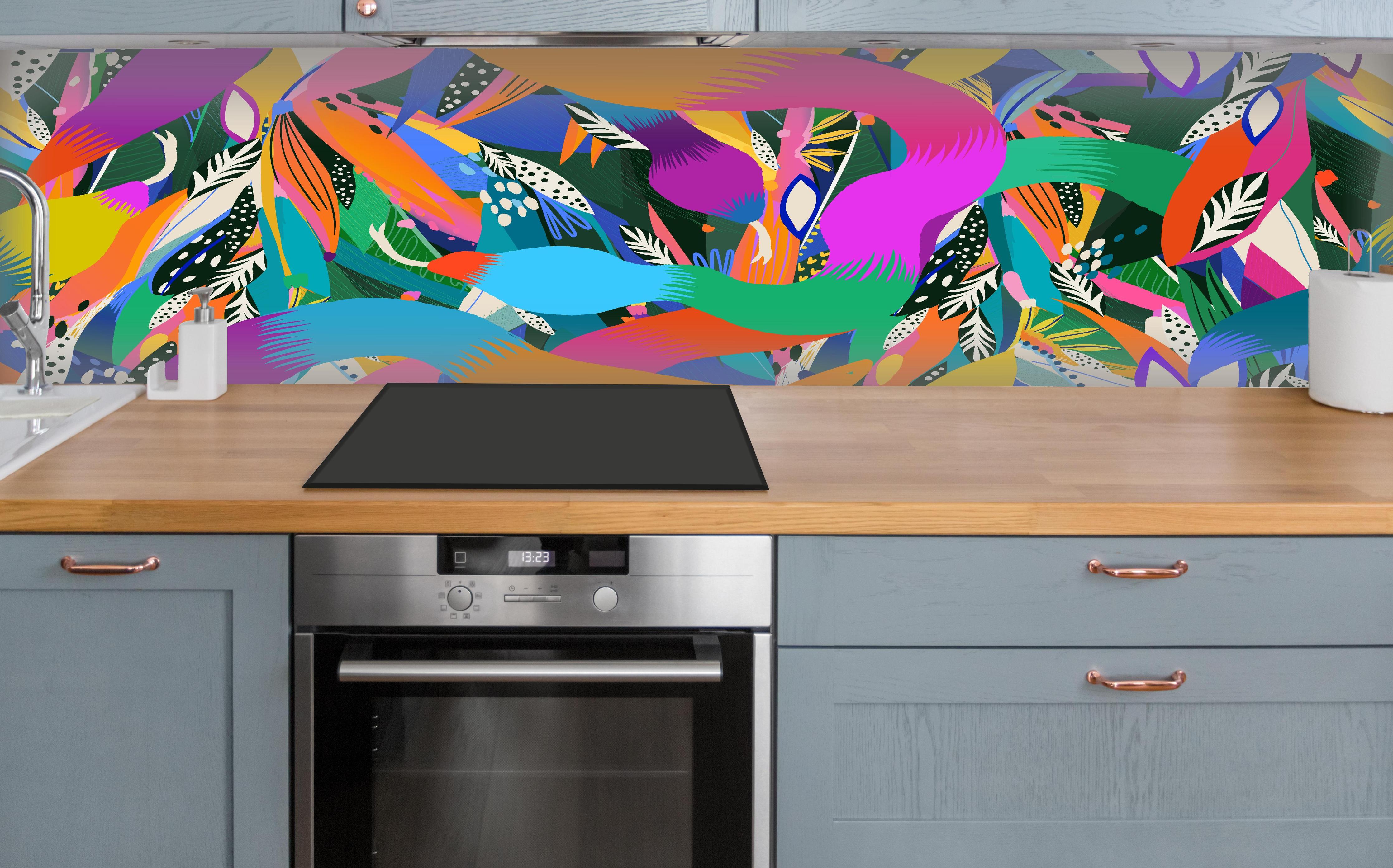 Küche - Bunte Tropische Schlangen-Illustration über polierter Holzarbeitsplatte mit Cerankochfeld