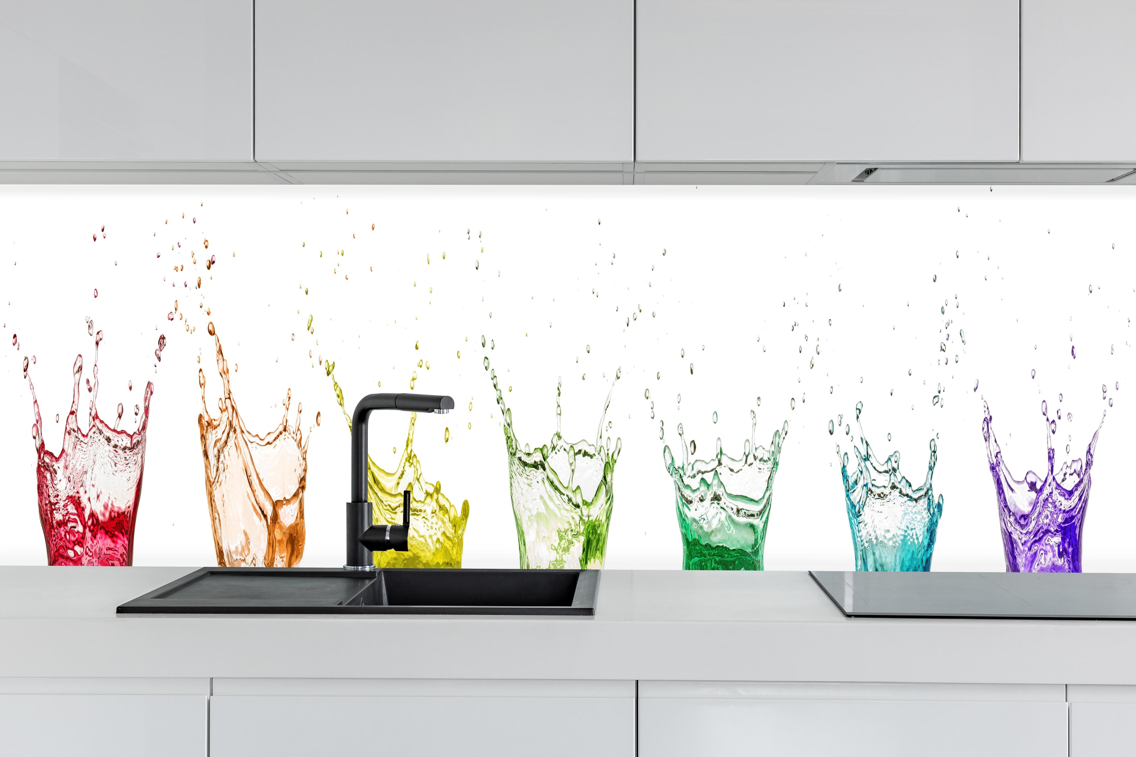 Küche - Bunte Wasserspritzer hinter weißen Hochglanz-Küchenregalen und schwarzem Wasserhahn