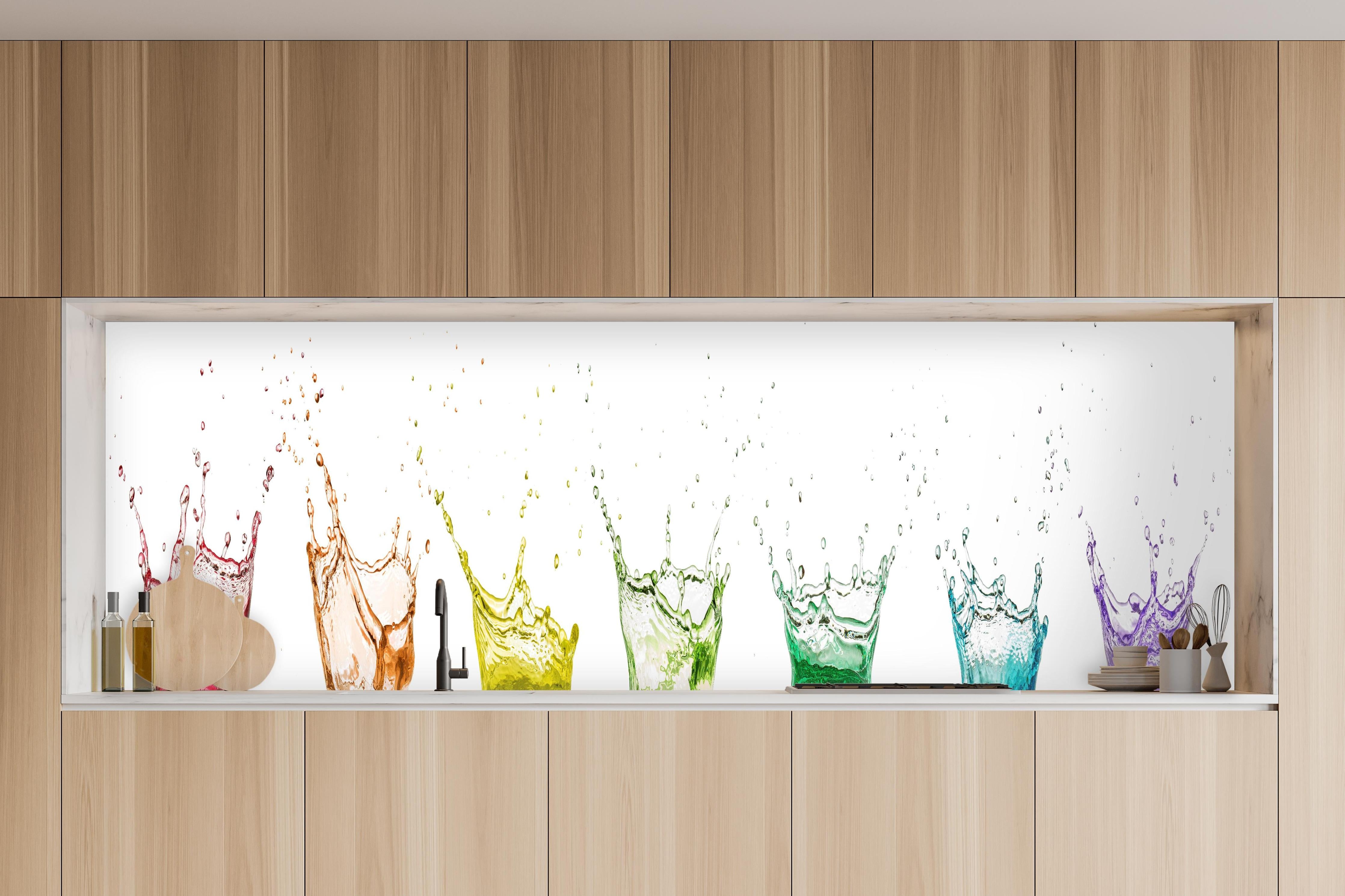 Küche - Bunte Wasserspritzer in charakteristischer Vollholz-Küche mit modernem Gasherd