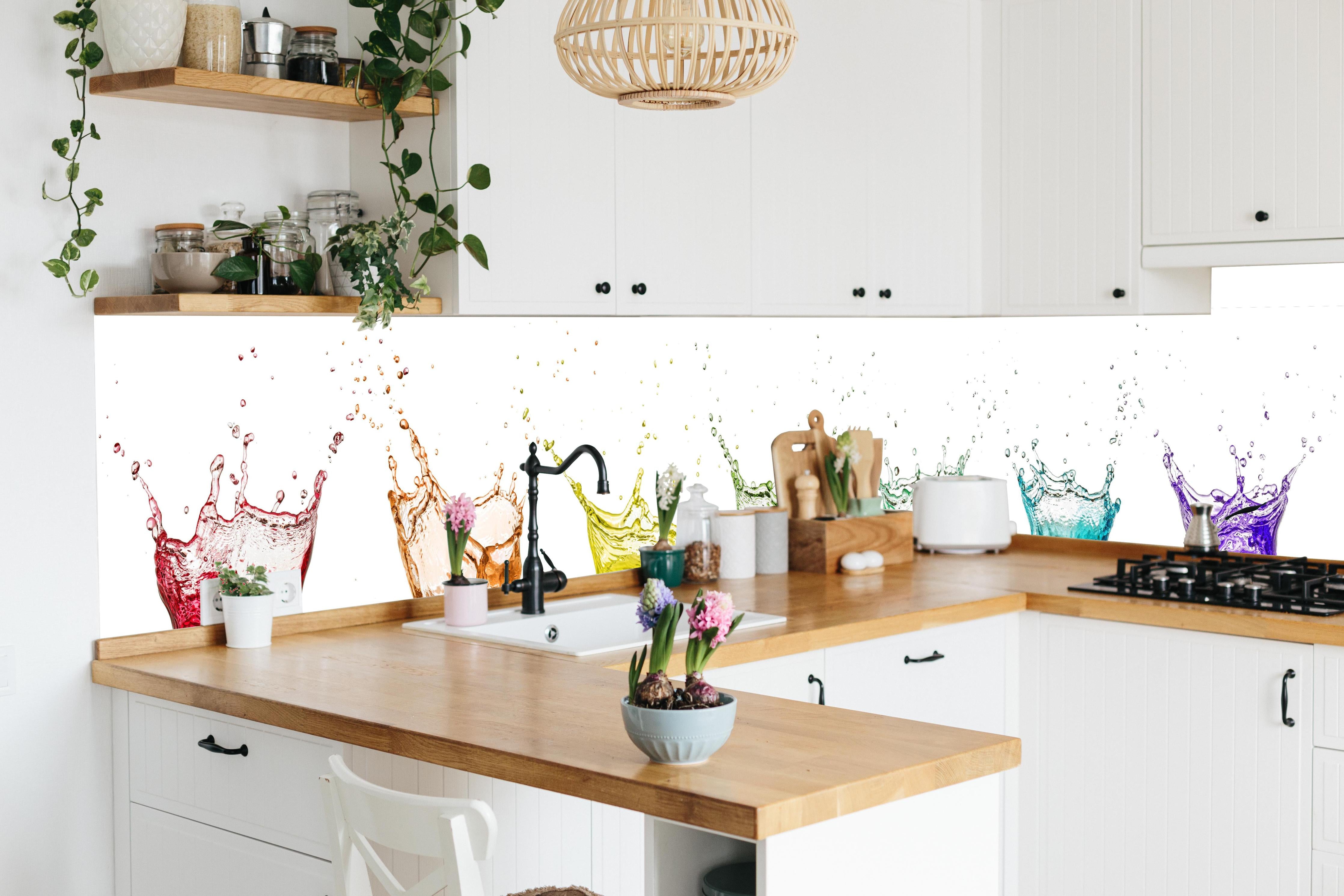 Küche - Bunte Wasserspritzer in lebendiger Küche mit bunten Blumen