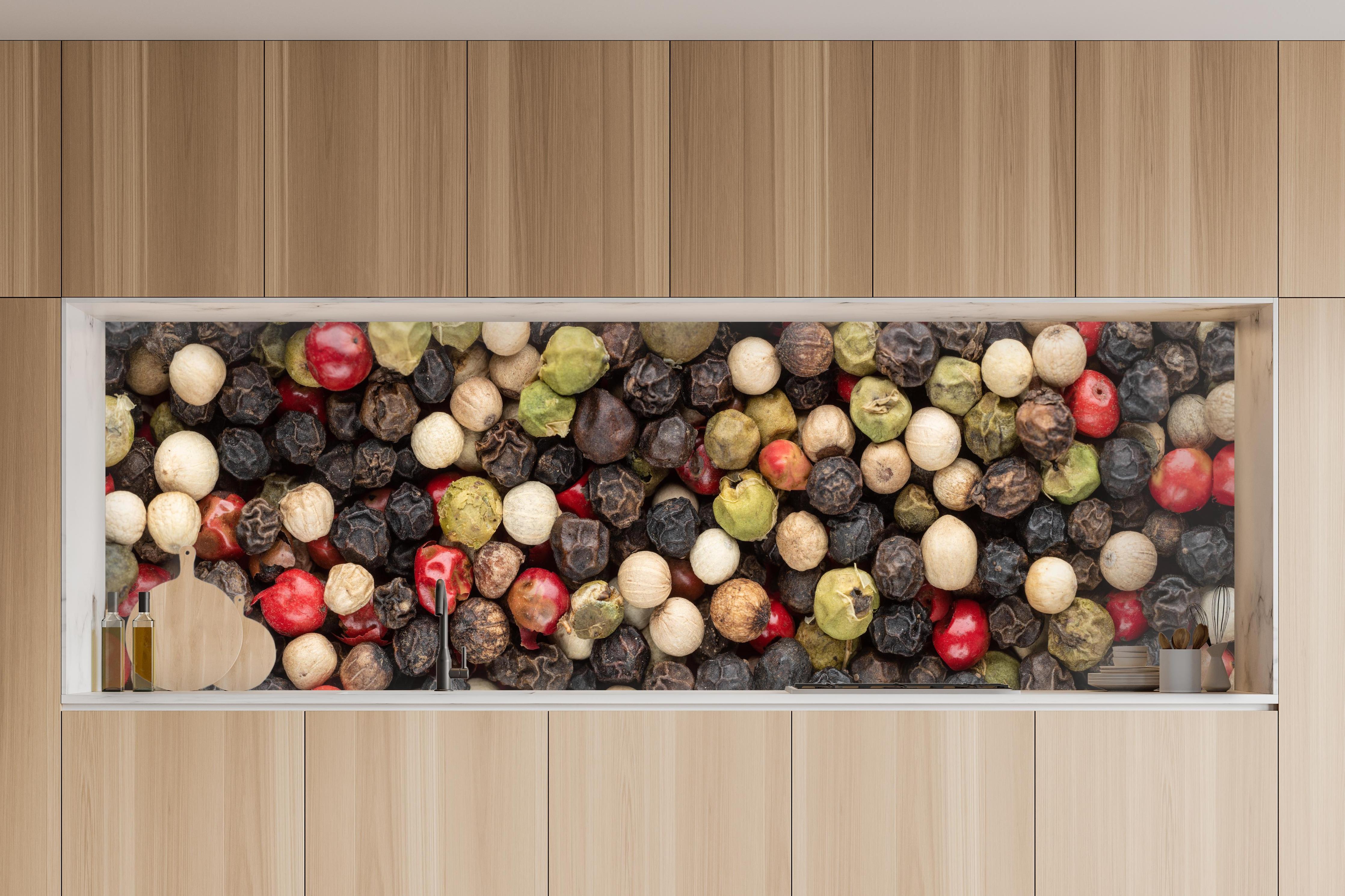 Küche - Bunter Pfeffer Textur in charakteristischer Vollholz-Küche mit modernem Gasherd