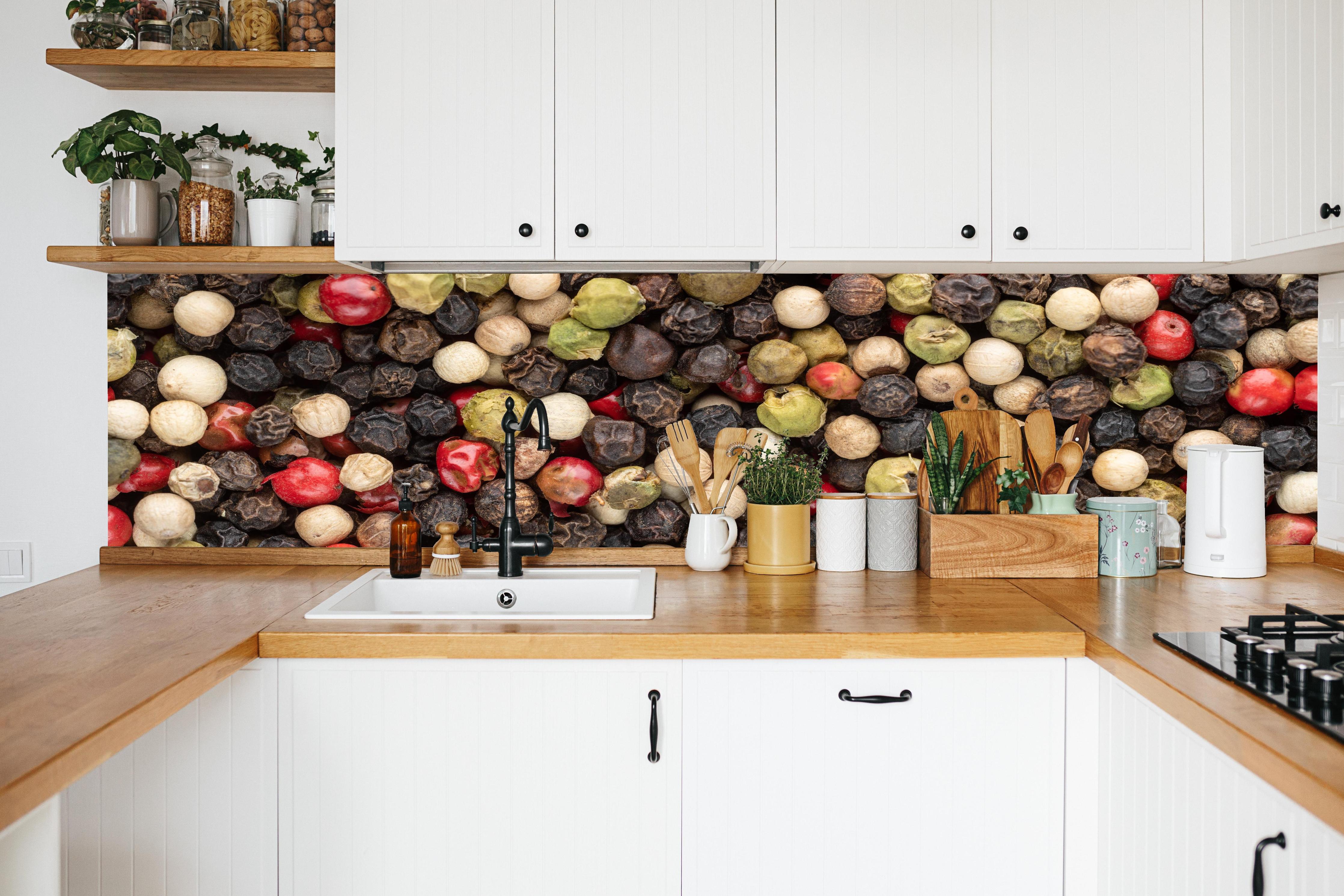 Küche - Bunter Pfeffer Textur in weißer Küche hinter Gewürzen und Kochlöffeln aus Holz