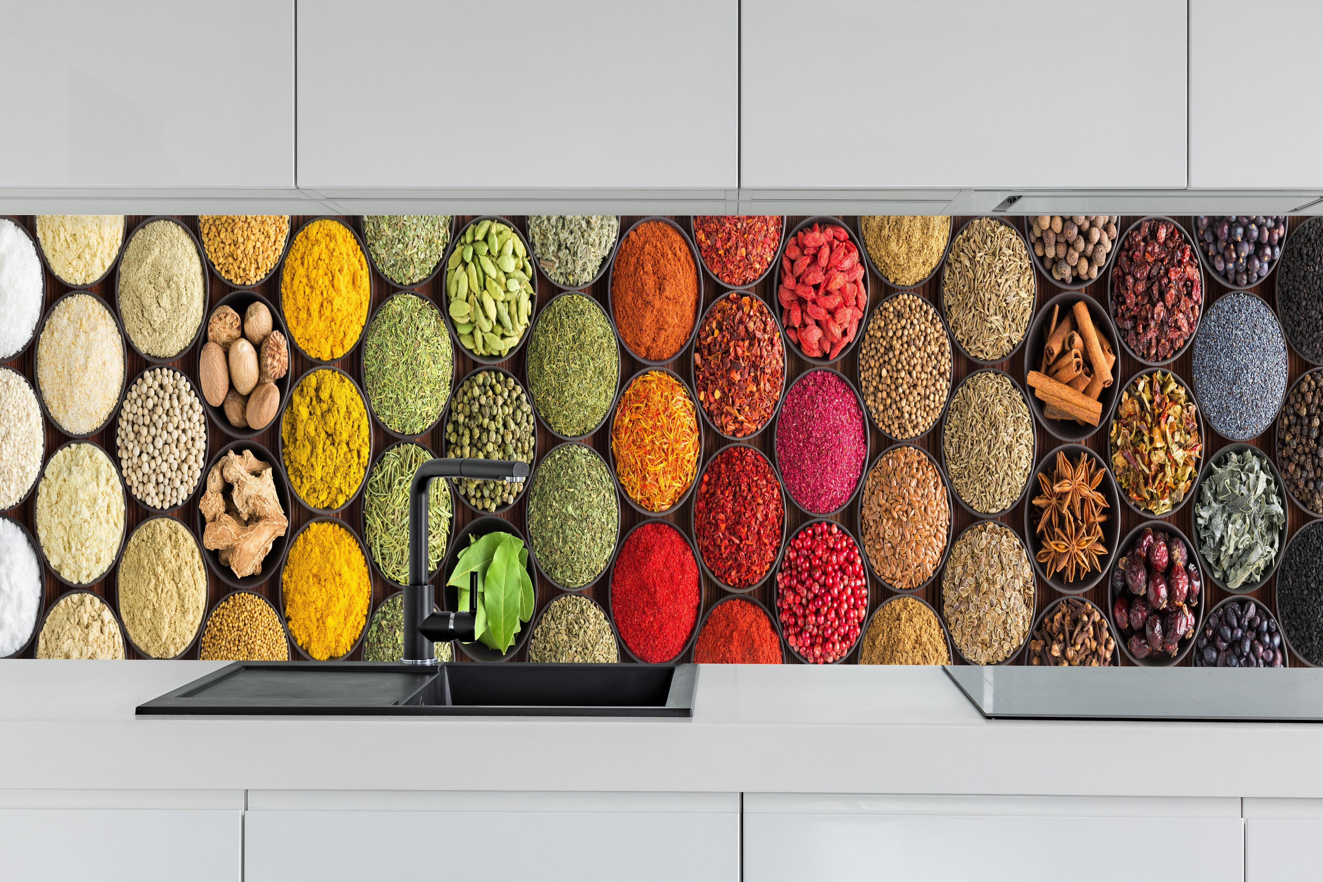 Küche - Buntes Gewürz-Mosaik hinter weißen Hochglanz-Küchenregalen und schwarzem Wasserhahn