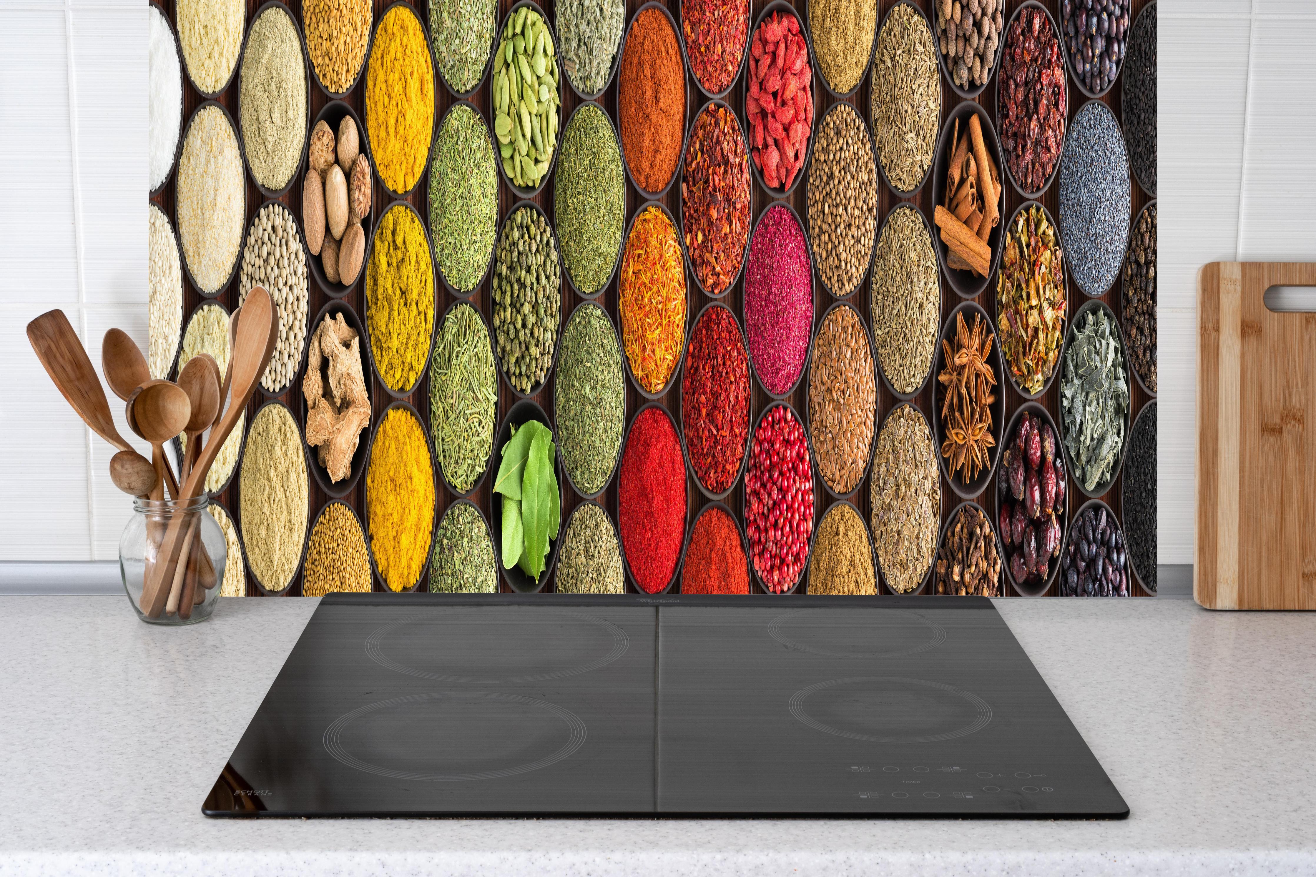 Küche - Buntes Gewürz-Mosaik hinter Cerankochfeld und Holz-Kochutensilien