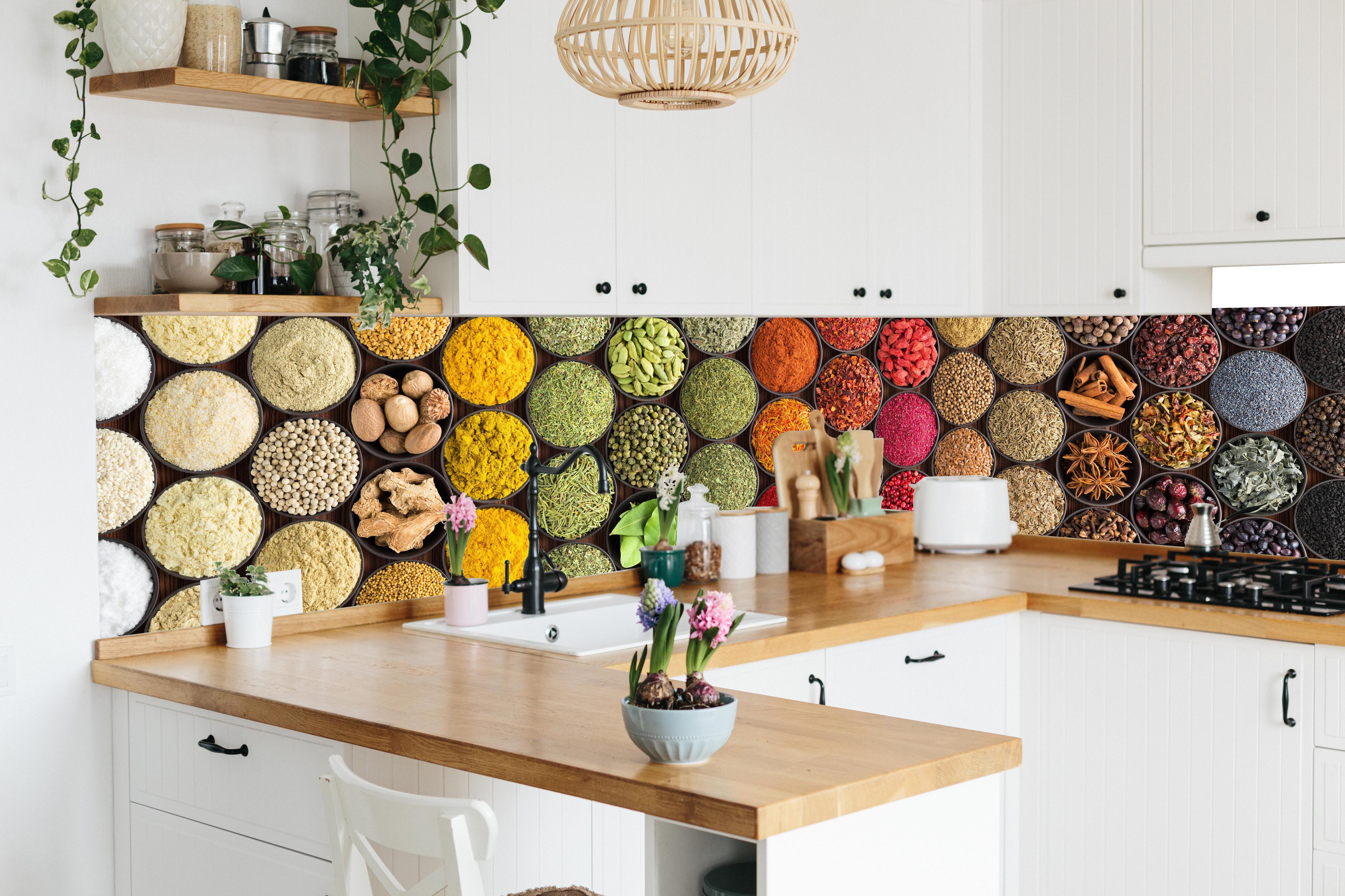 Küche - Buntes Gewürz-Mosaik in lebendiger Küche mit bunten Blumen