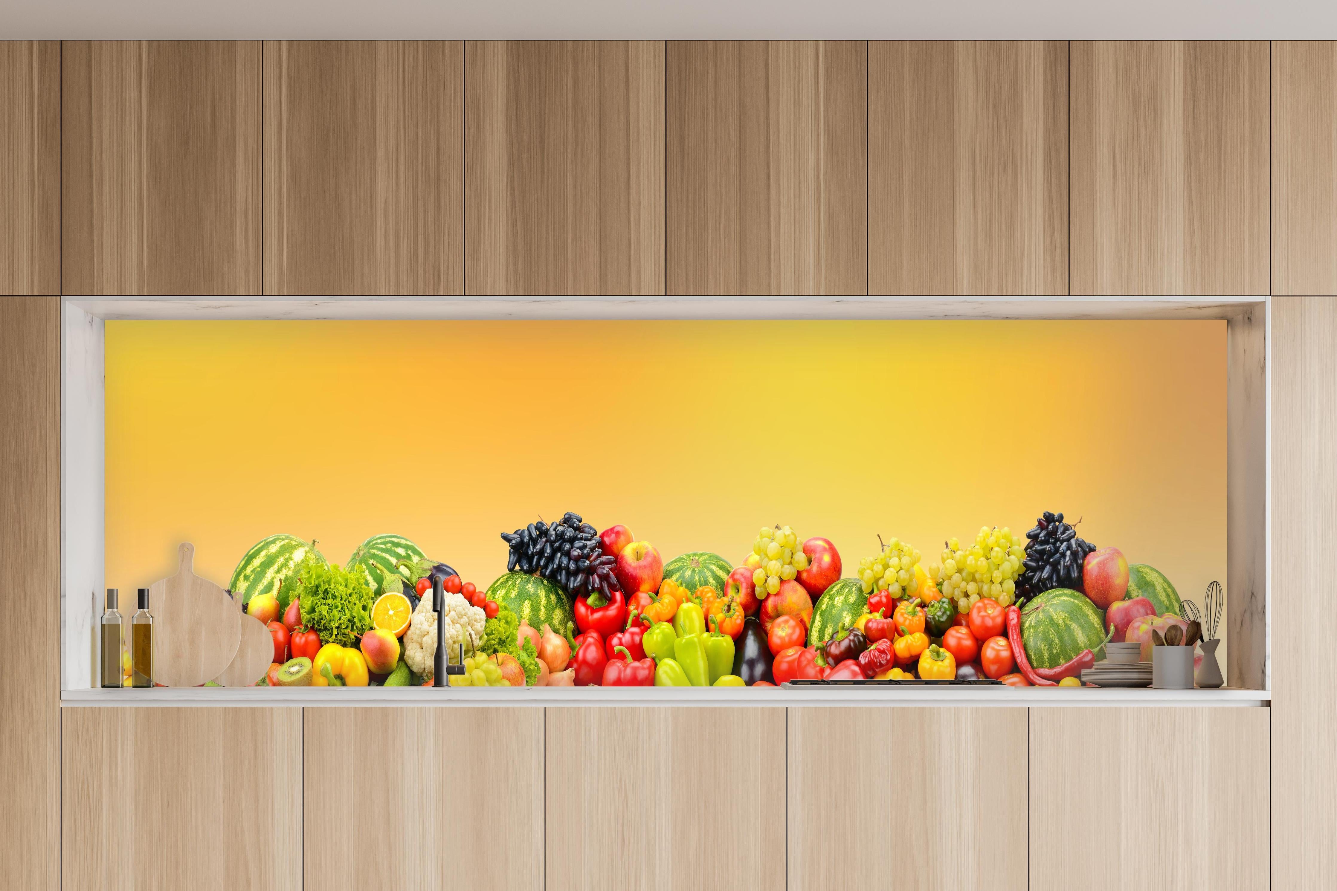 Küche - Buntes Obst & Gemüse-Stillleben in charakteristischer Vollholz-Küche mit modernem Gasherd