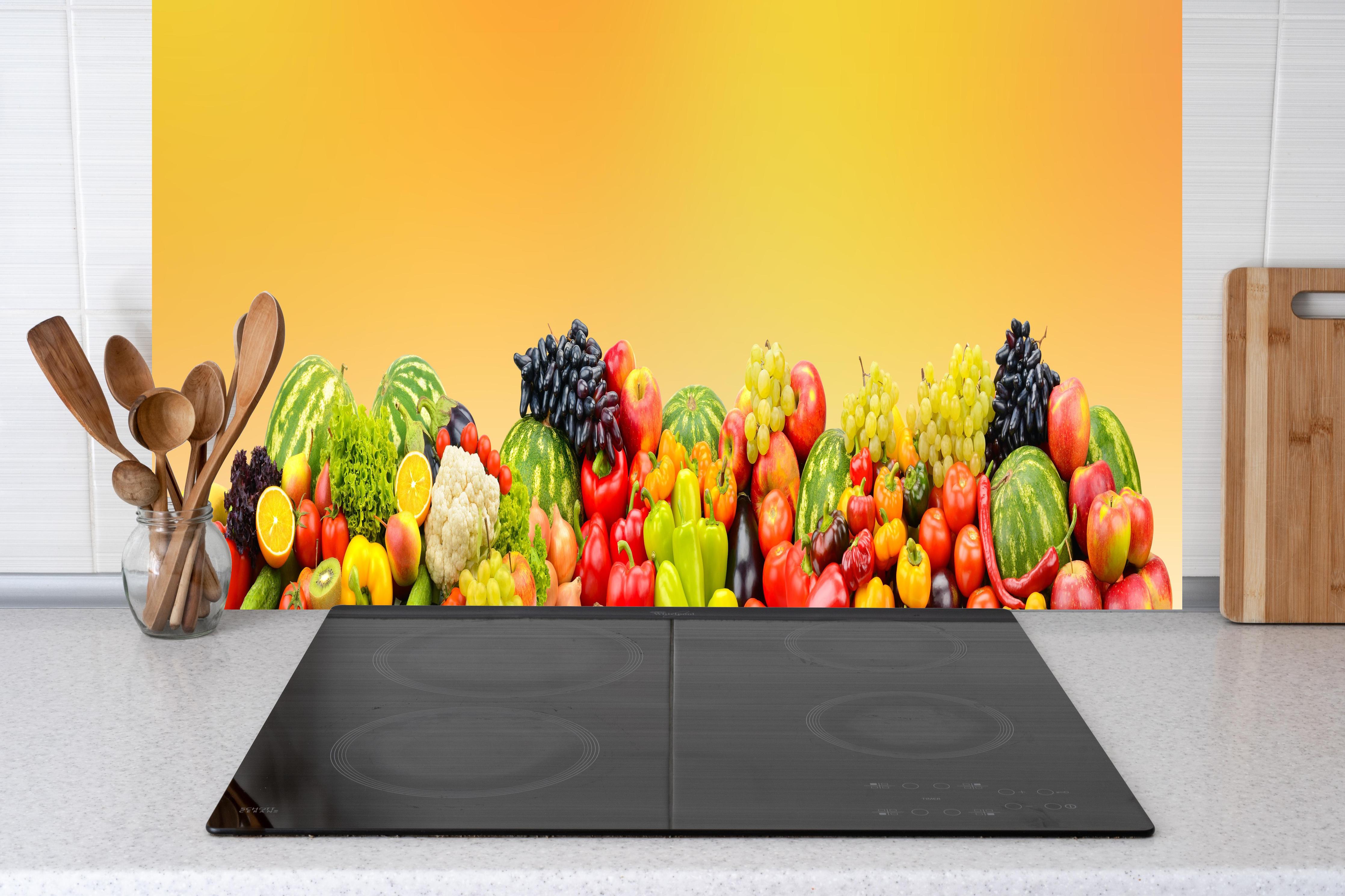 Küche - Buntes Obst & Gemüse-Stillleben hinter Cerankochfeld und Holz-Kochutensilien