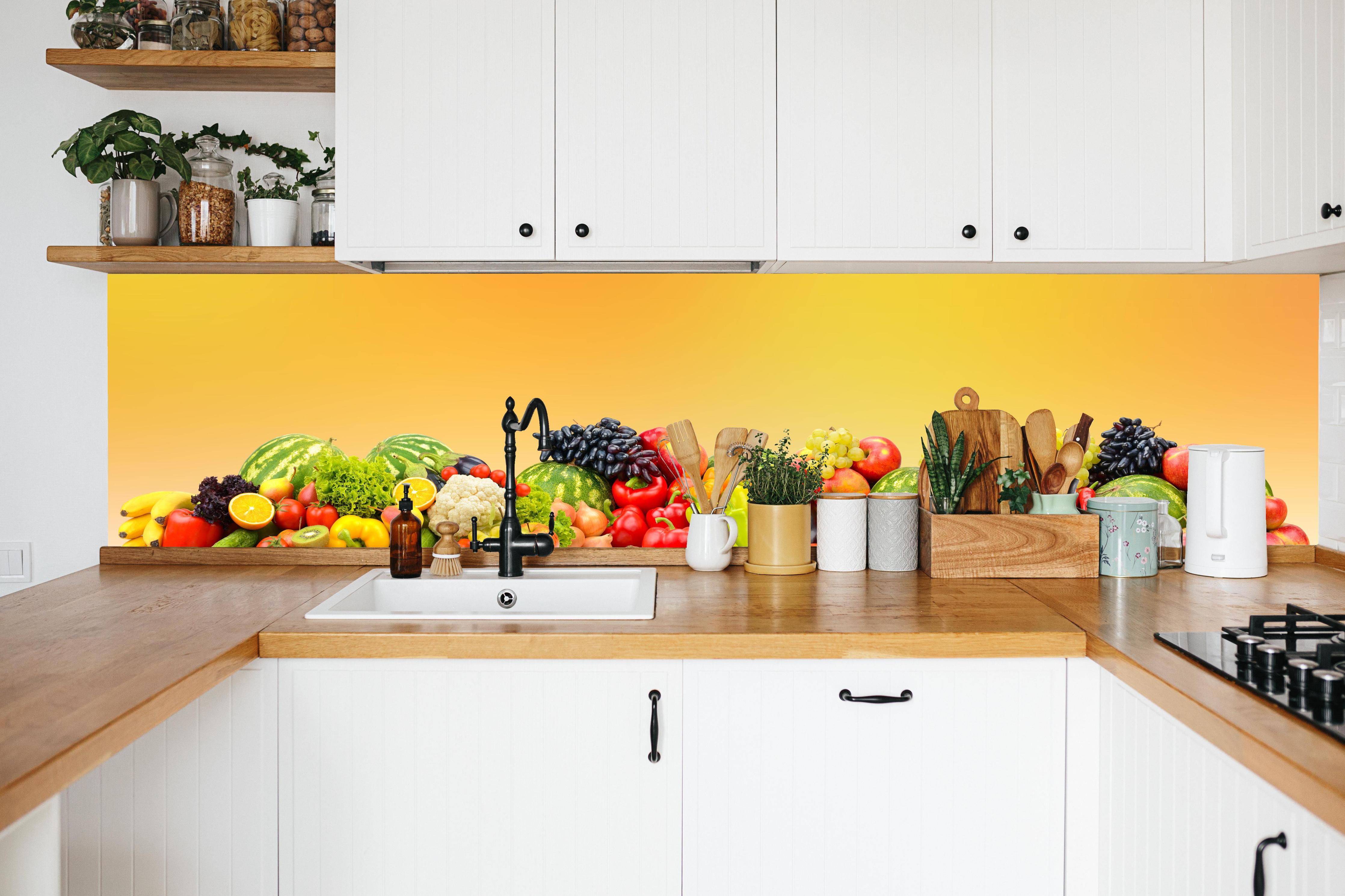 Küche - Buntes Obst & Gemüse-Stillleben in weißer Küche hinter Gewürzen und Kochlöffeln aus Holz