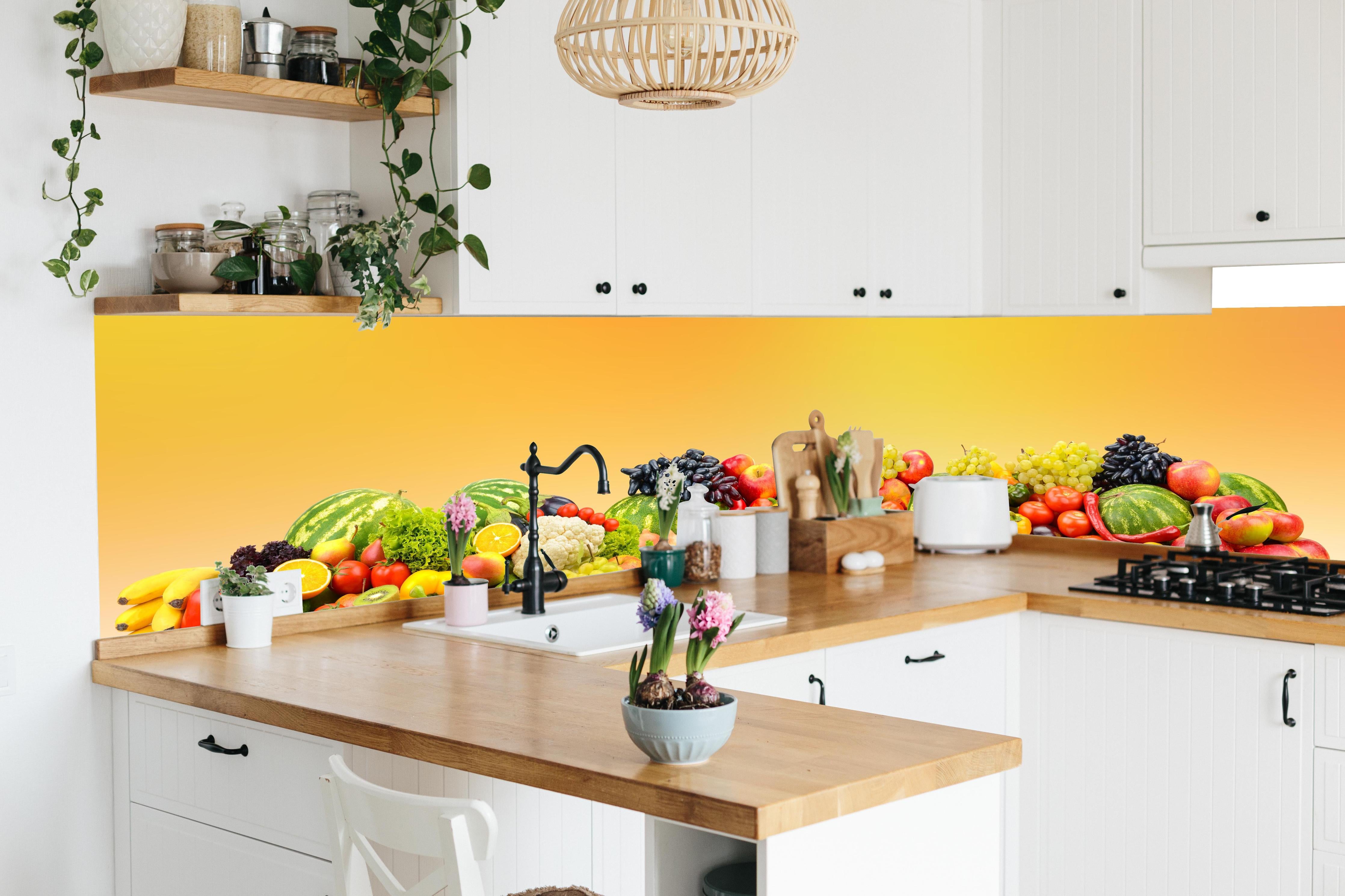 Küche - Buntes Obst & Gemüse-Stillleben in lebendiger Küche mit bunten Blumen