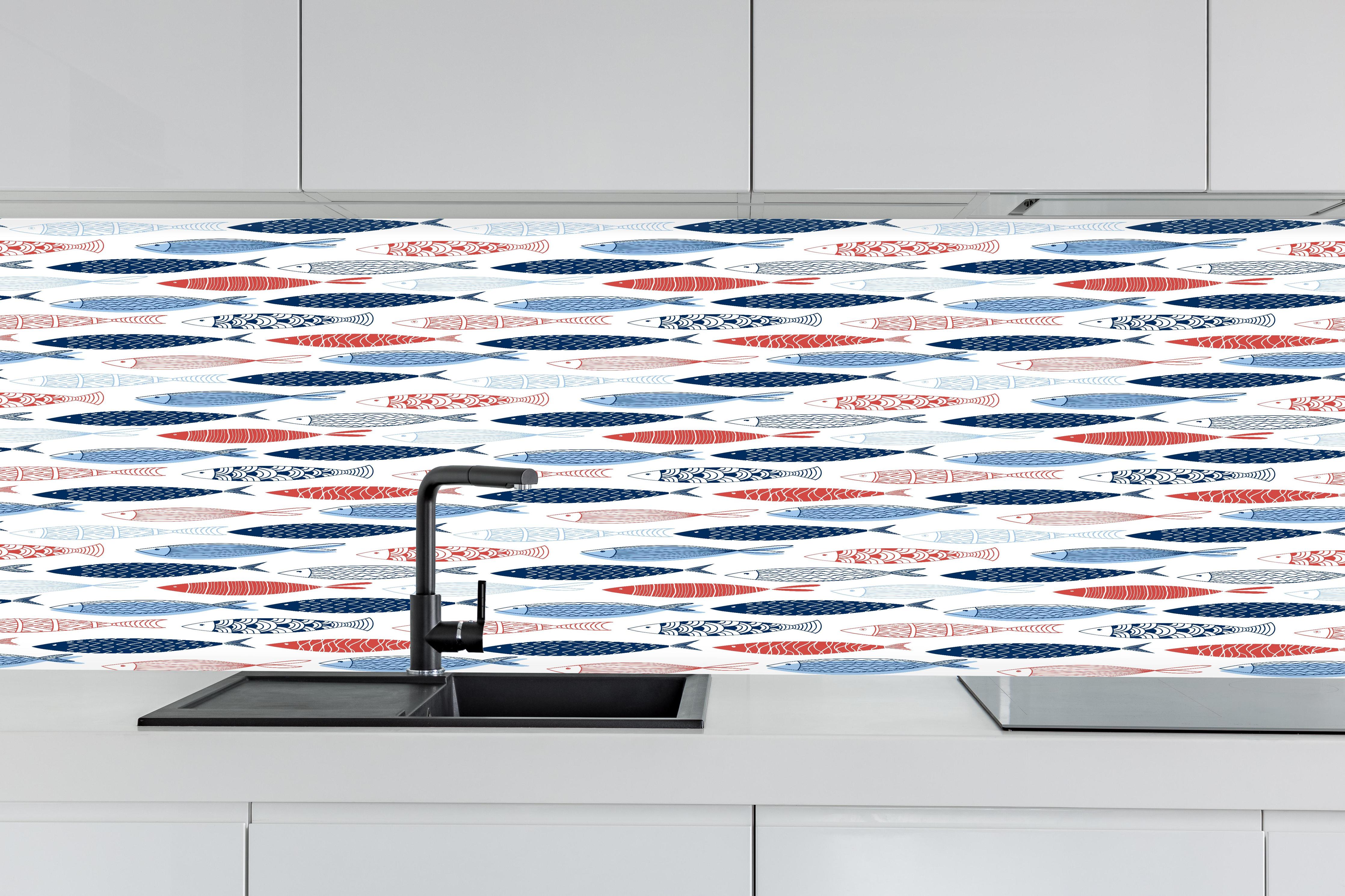 Küche - Cartoon-Fische Blau-Rot hinter weißen Hochglanz-Küchenregalen und schwarzem Wasserhahn