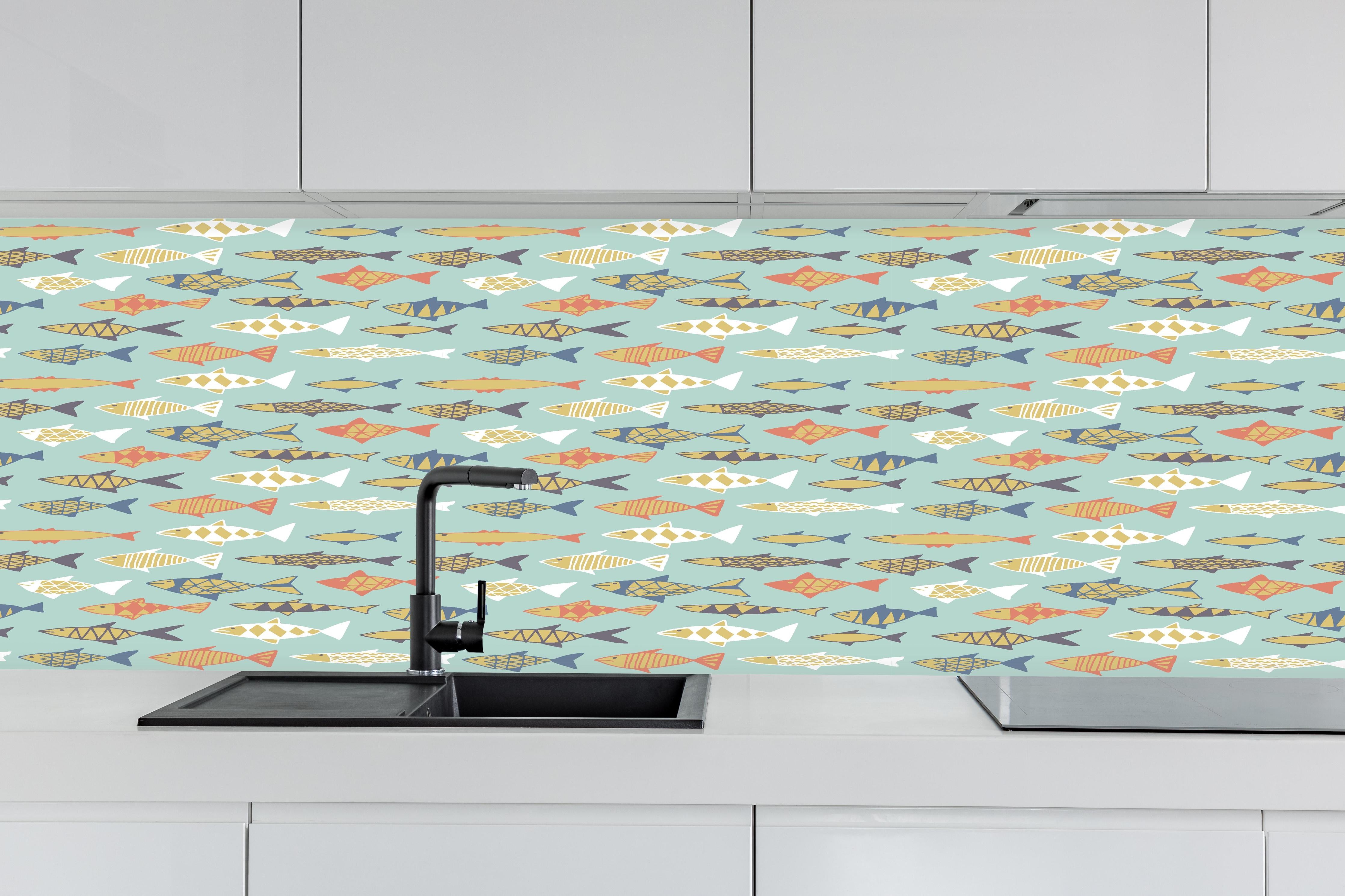 Küche - Cartoon-Fische Türkis-Orange Muster hinter weißen Hochglanz-Küchenregalen und schwarzem Wasserhahn