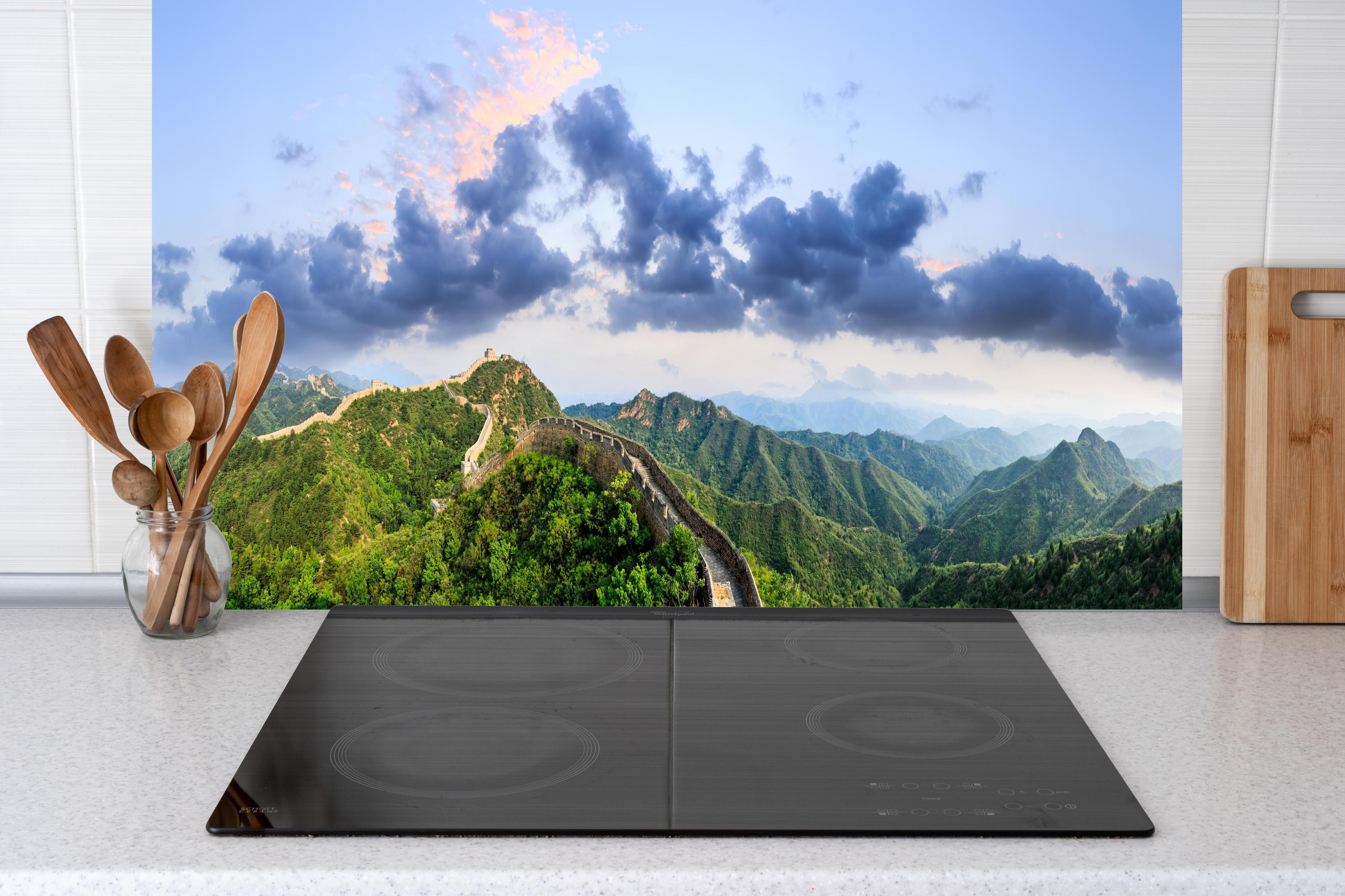 Küche - Chinesische Mauer Panorama Grün-Blau hinter Cerankochfeld und Holz-Kochutensilien