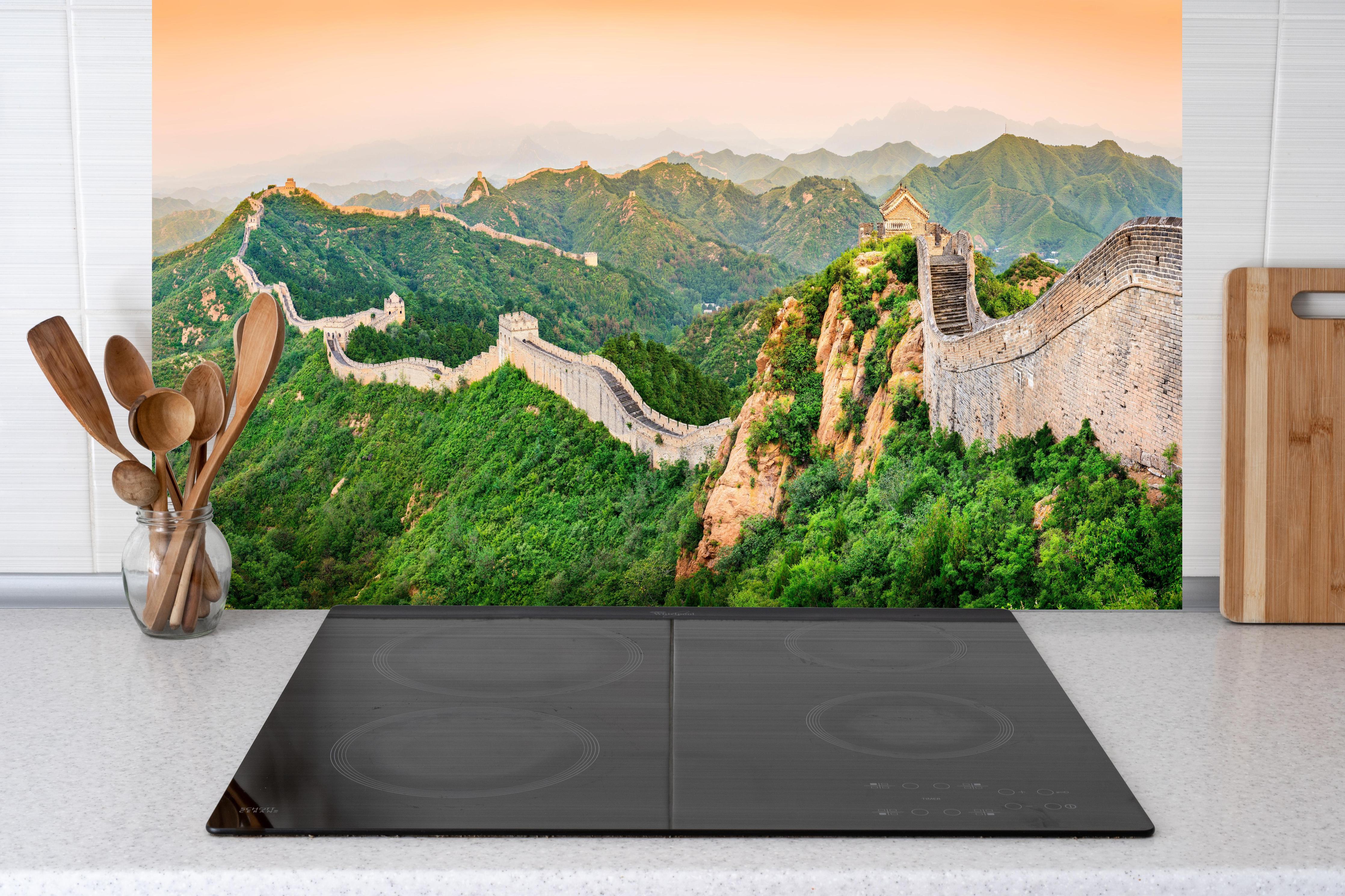Küche - Chinesische Mauer Panorama Grün-Orange hinter Cerankochfeld und Holz-Kochutensilien
