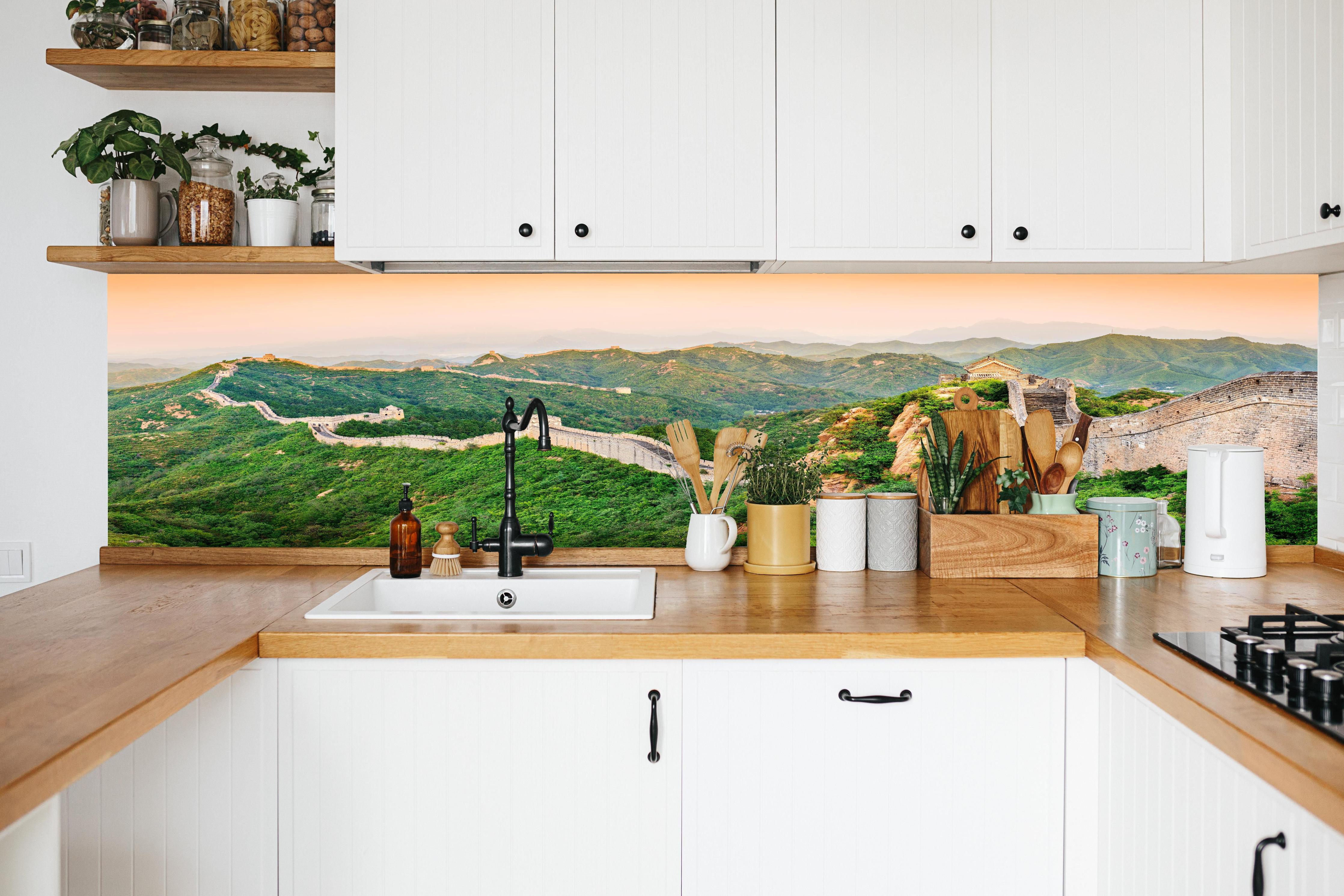 Küche - Chinesische Mauer Panorama Grün-Orange in weißer Küche hinter Gewürzen und Kochlöffeln aus Holz