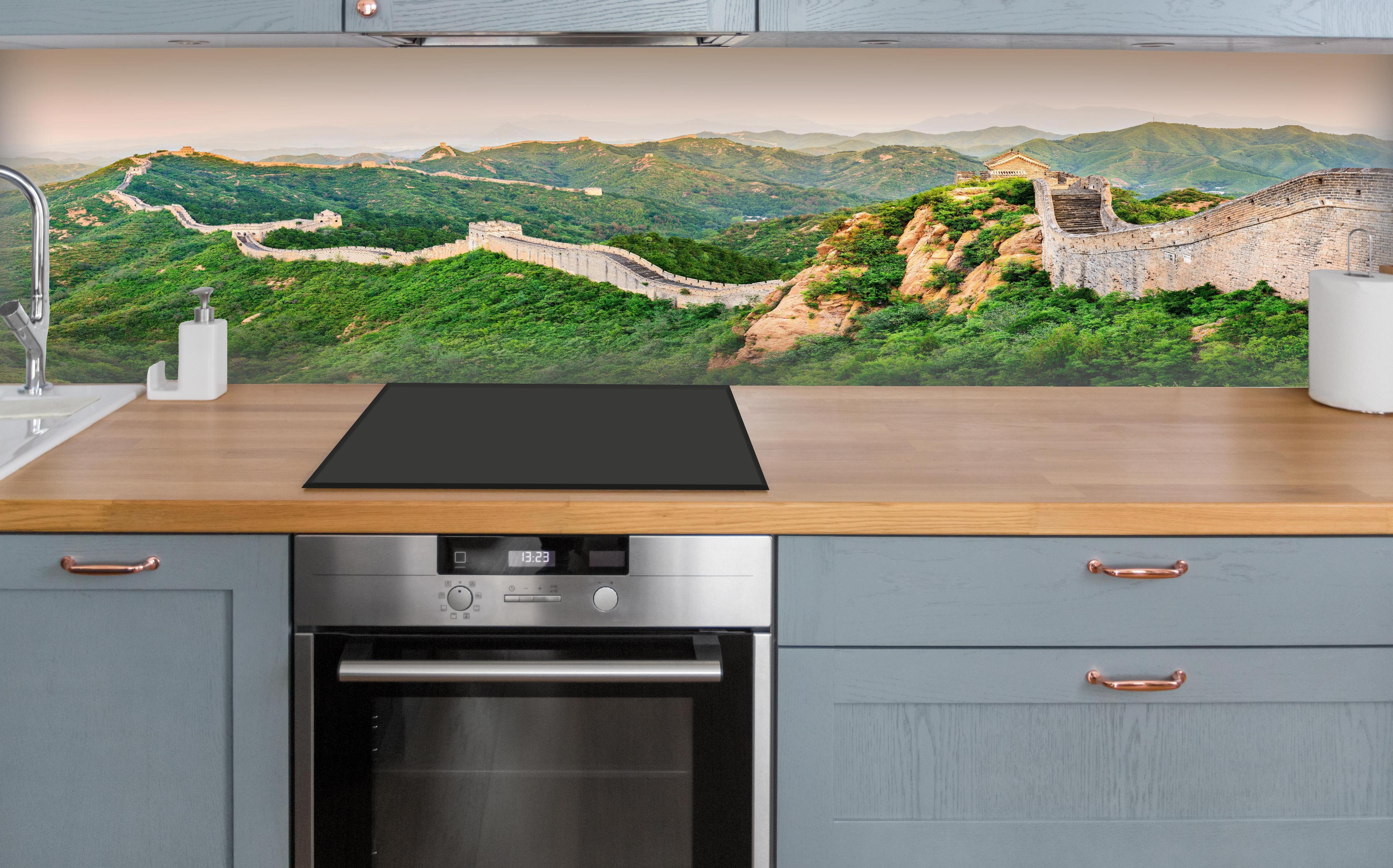 Küche - Chinesische Mauer Panorama Grün-Orange über polierter Holzarbeitsplatte mit Cerankochfeld