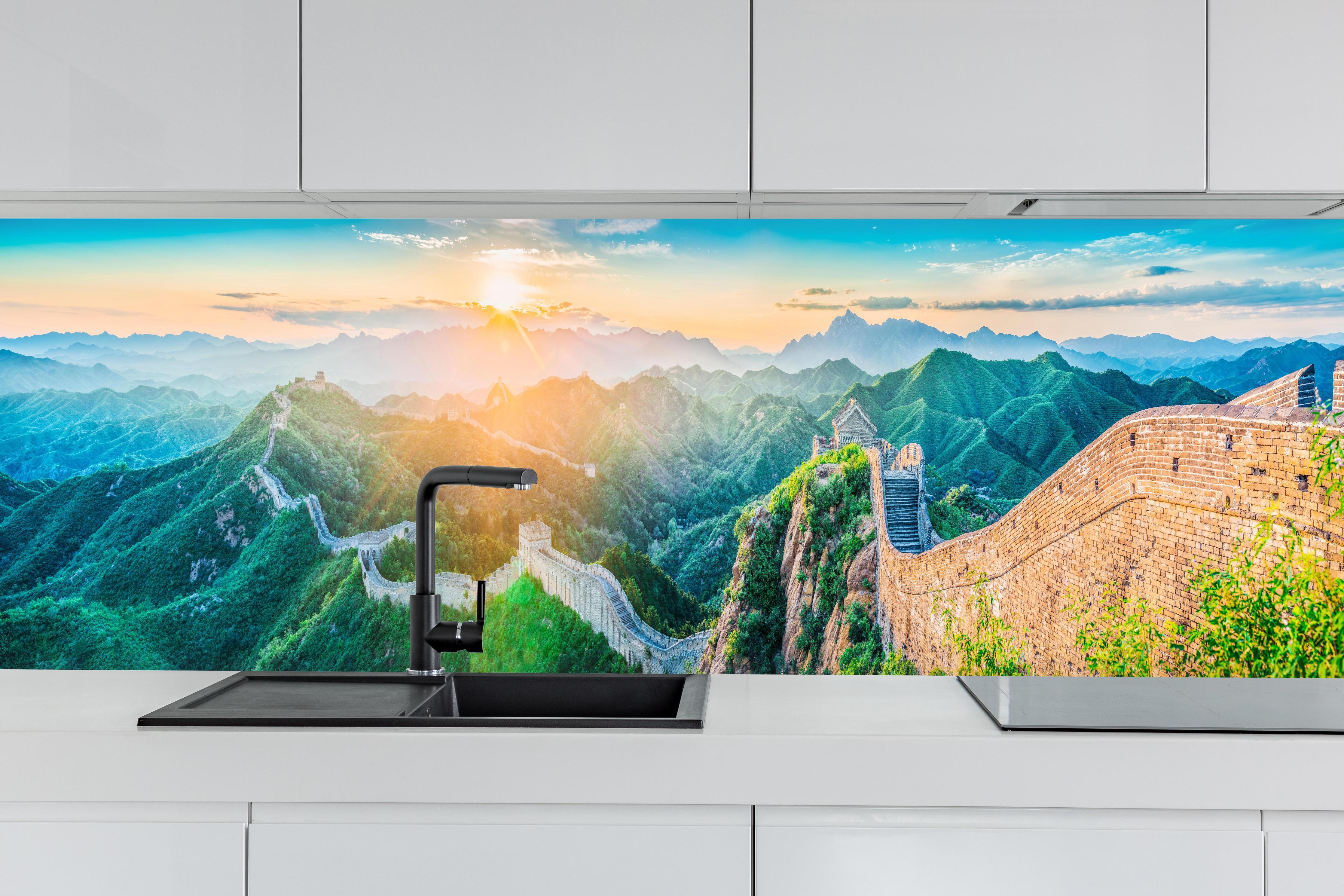 Küche - Chinesische Mauer Panorama Sonnenaufgang hinter weißen Hochglanz-Küchenregalen und schwarzem Wasserhahn