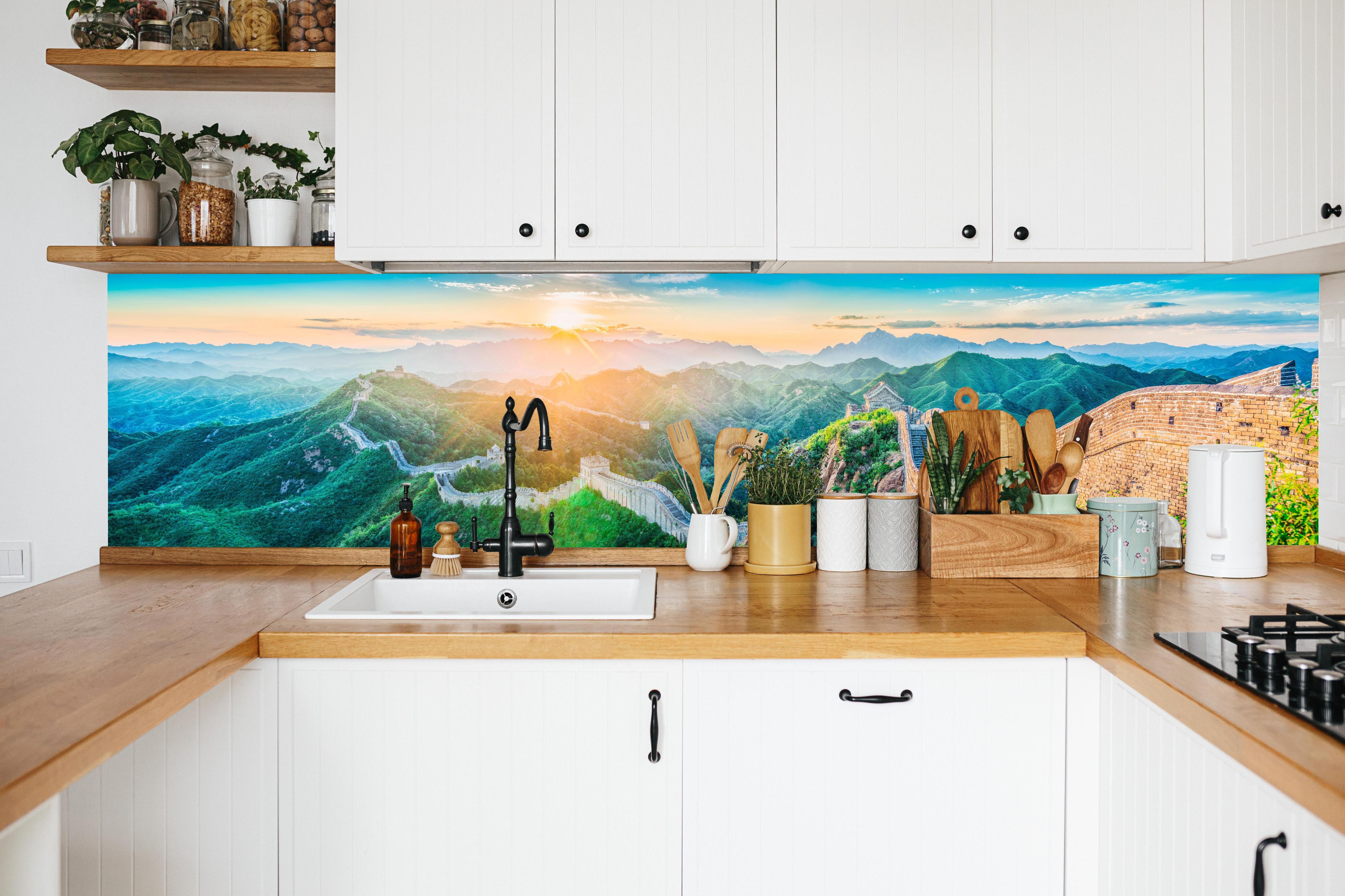 Küche - Chinesische Mauer Panorama Sonnenaufgang in weißer Küche hinter Gewürzen und Kochlöffeln aus Holz