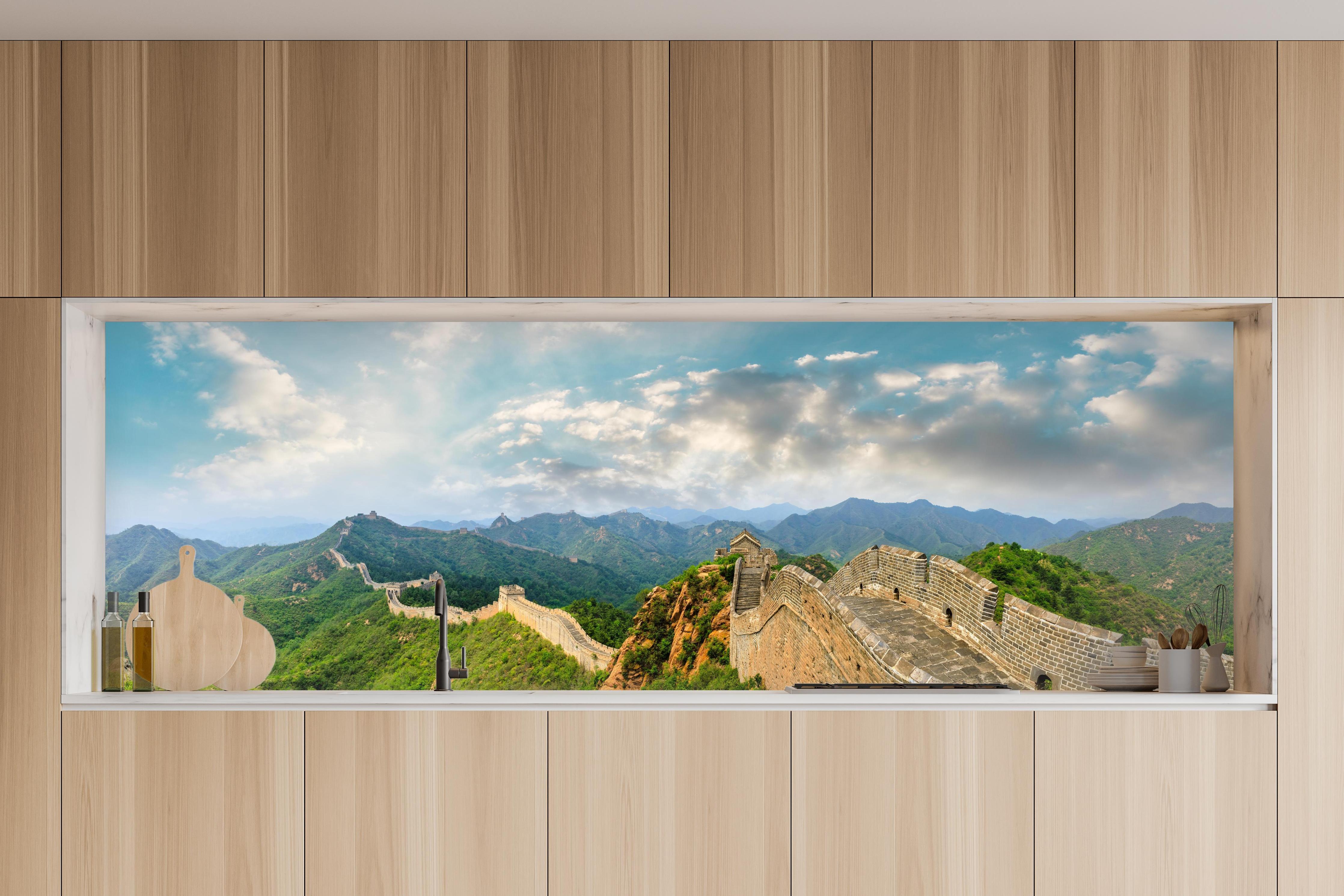 Küche - Chinesische Mauer im Farbenspiel von Himmel und Natur in charakteristischer Vollholz-Küche mit modernem Gasherd