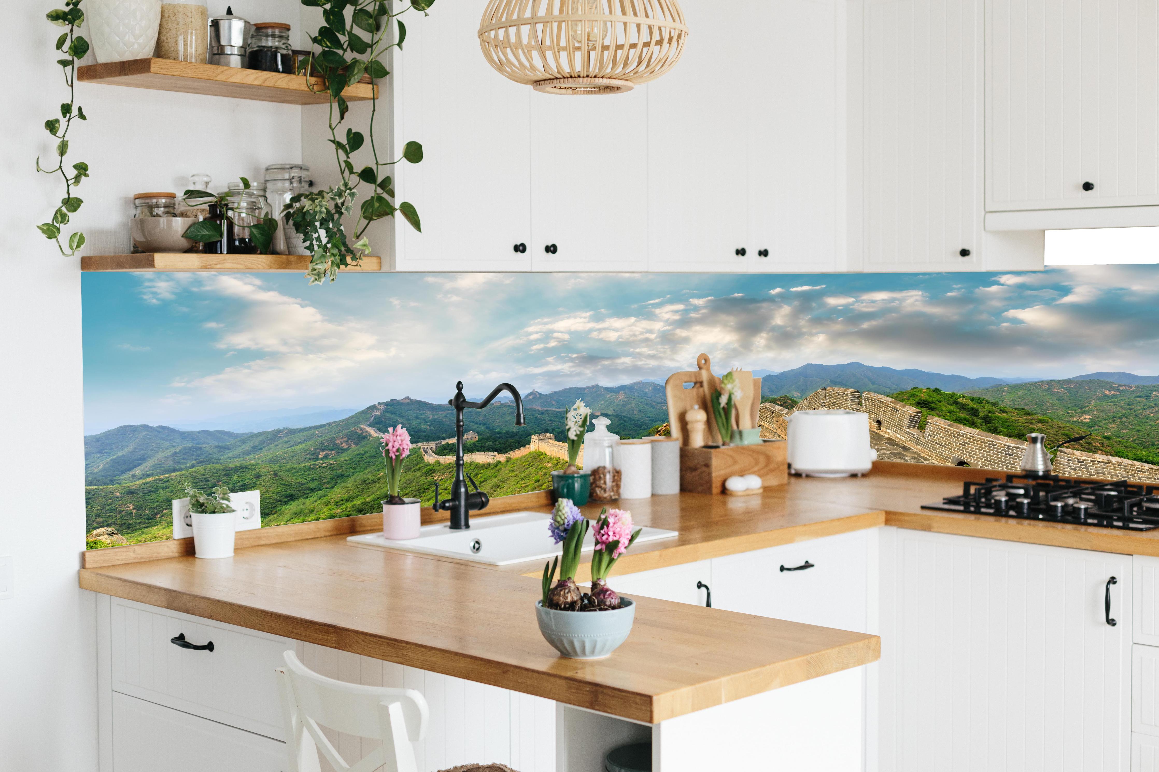 Küche - Chinesische Mauer im Farbenspiel von Himmel und Natur in lebendiger Küche mit bunten Blumen