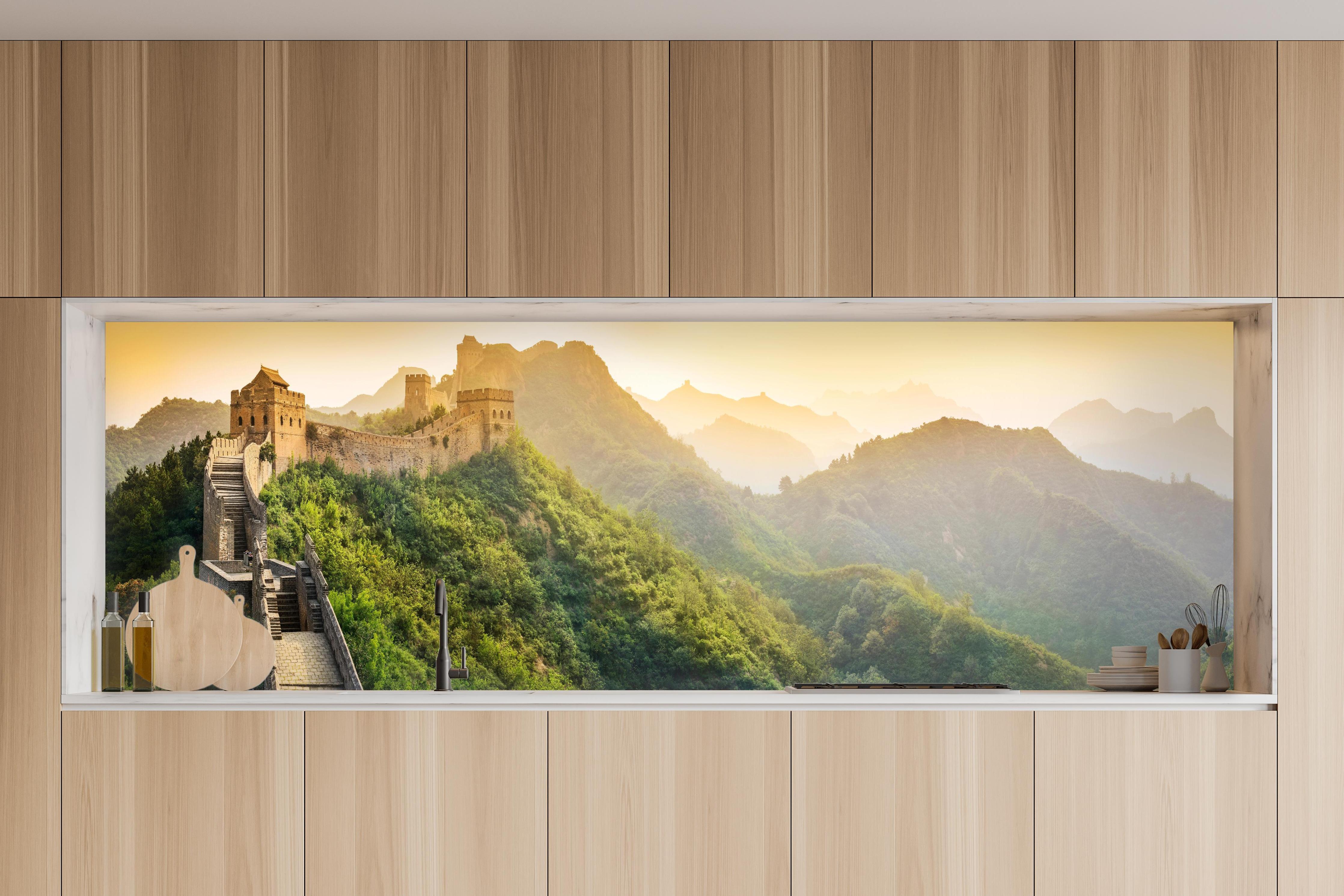 Küche - Chinesische Mauer im Morgenlicht in charakteristischer Vollholz-Küche mit modernem Gasherd