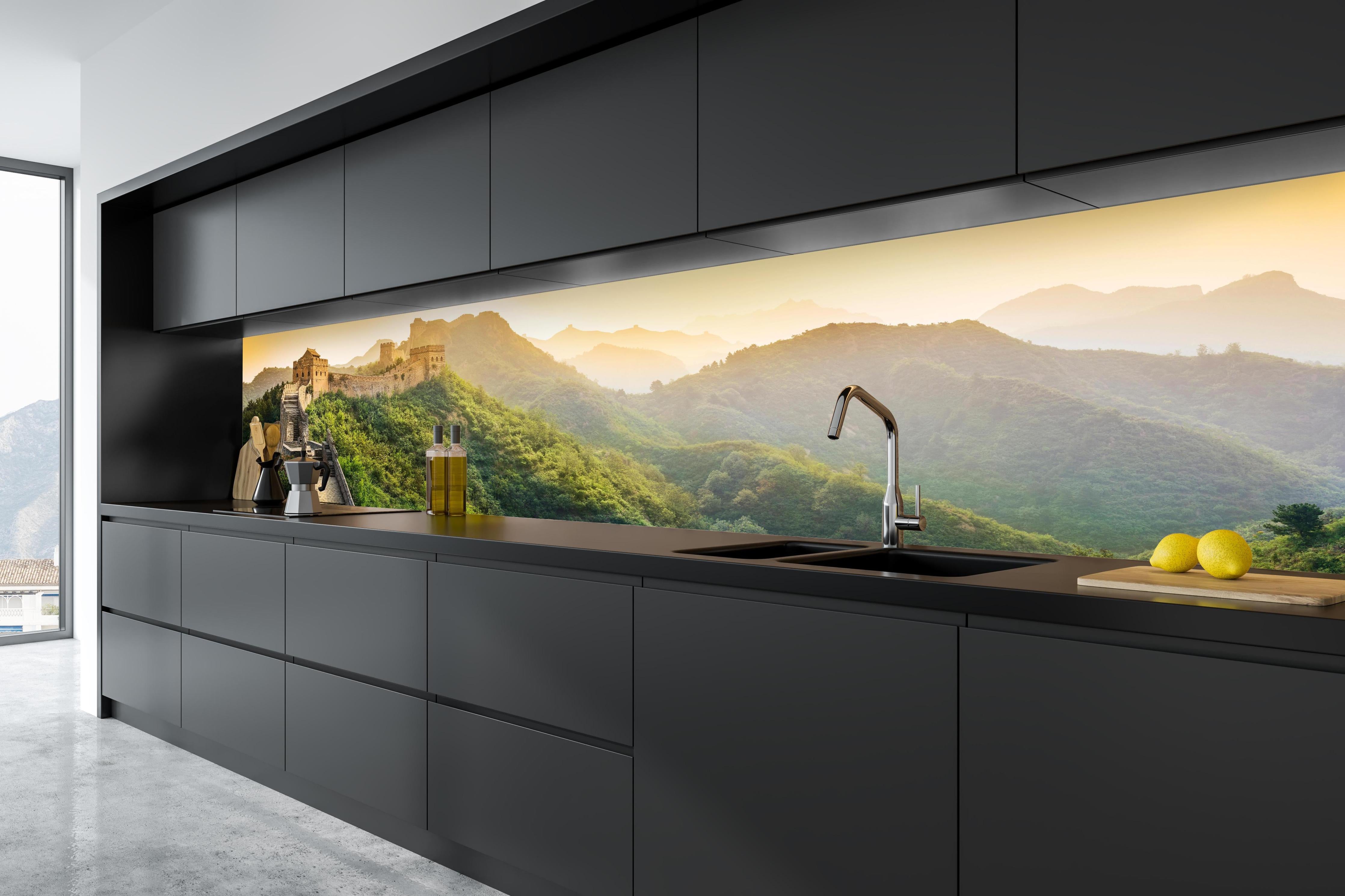 Küche - Chinesische Mauer im Morgenlicht in tiefschwarzer matt-premium Einbauküche