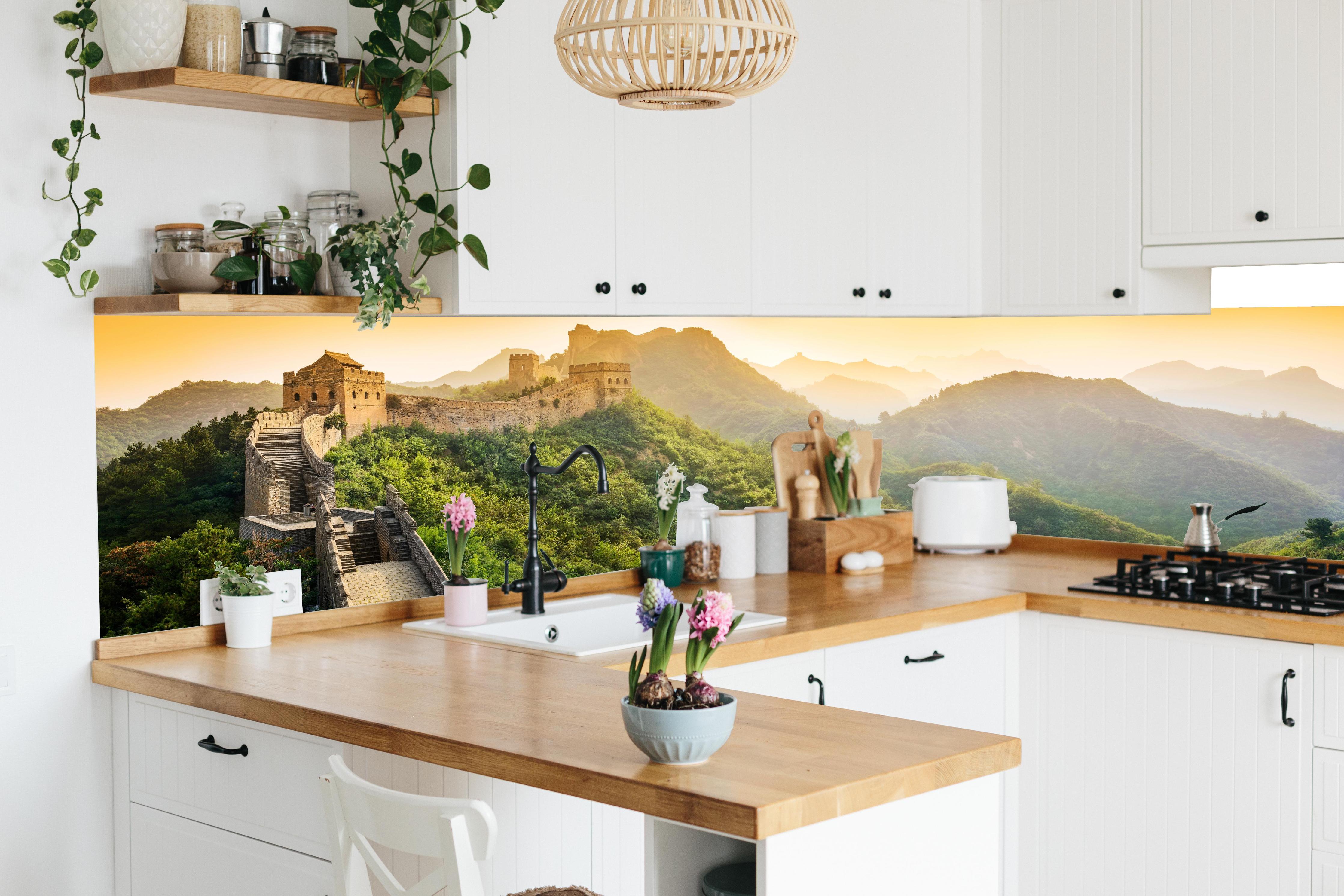 Küche - Chinesische Mauer im Morgenlicht in lebendiger Küche mit bunten Blumen