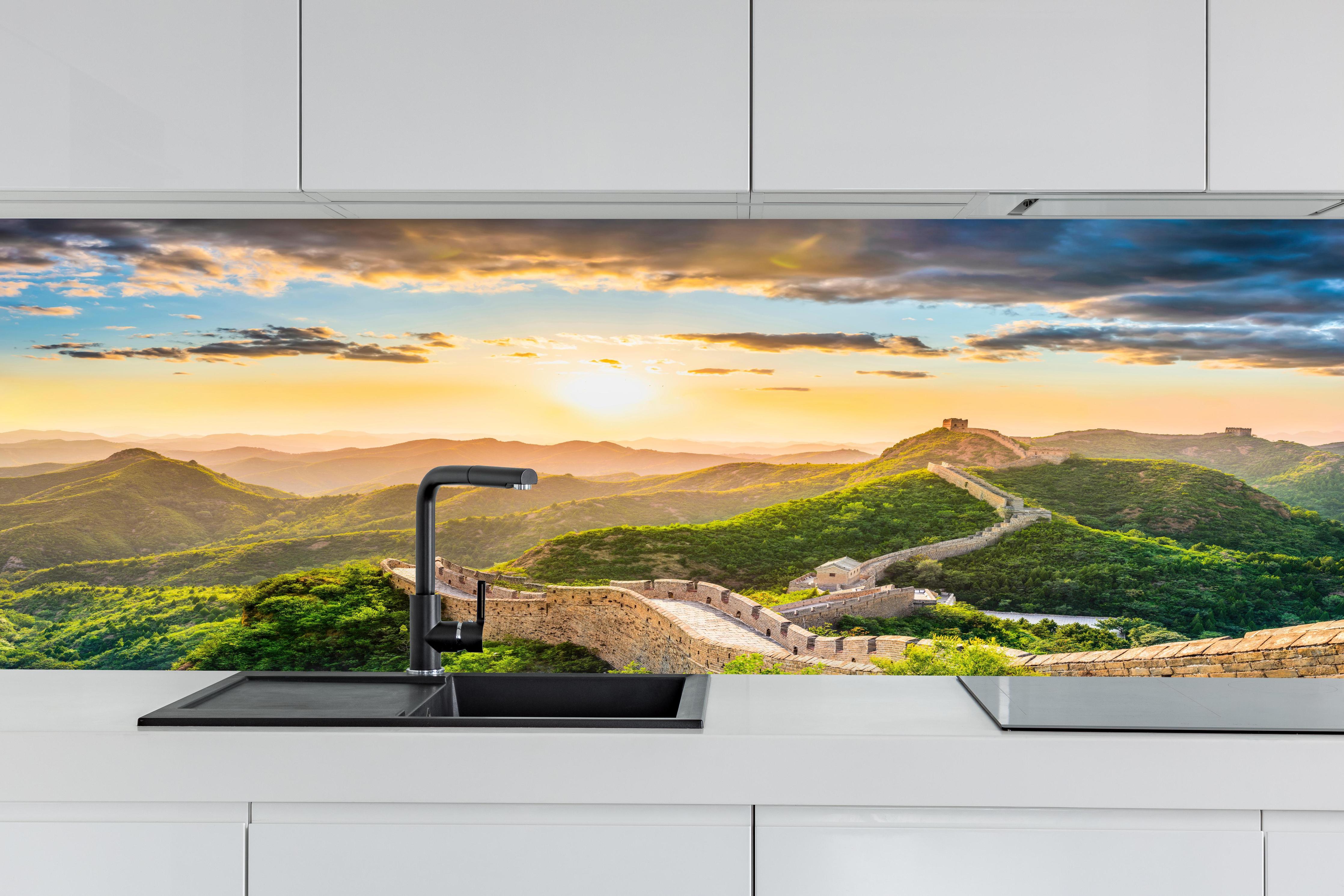 Küche - Chinesische Mauer im Sonnenuntergang hinter weißen Hochglanz-Küchenregalen und schwarzem Wasserhahn