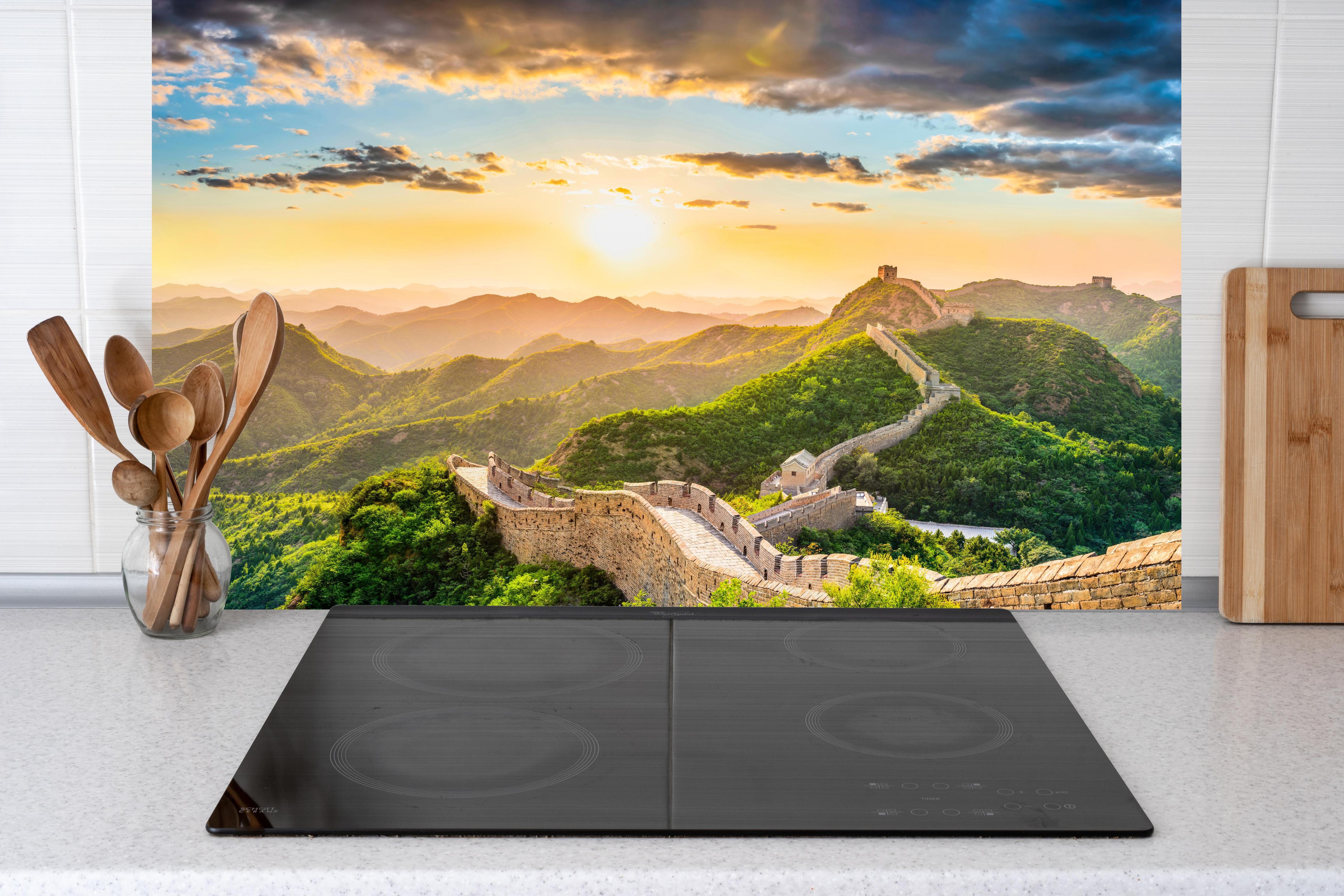 Küche - Chinesische Mauer im Sonnenuntergang hinter Cerankochfeld und Holz-Kochutensilien
