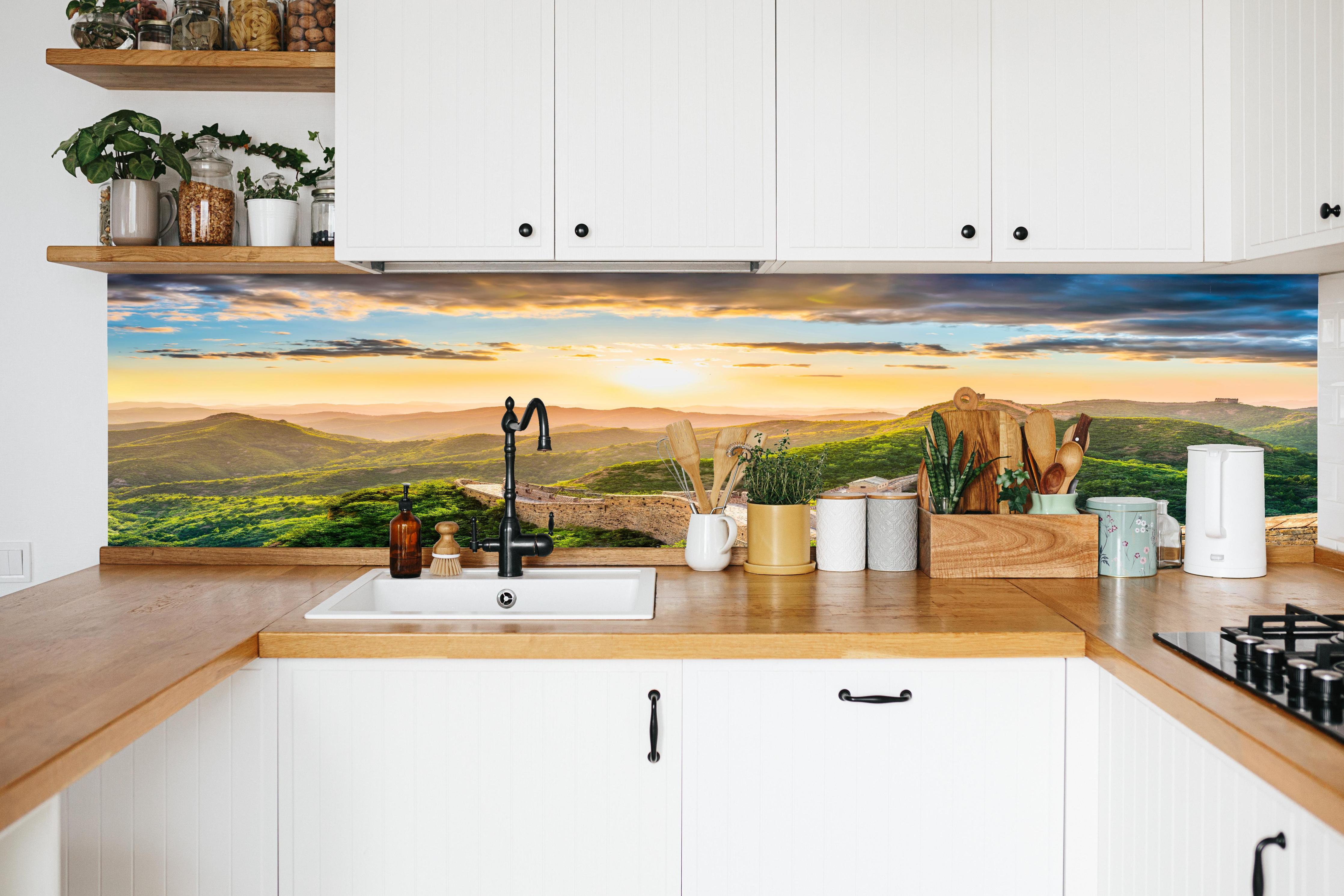 Küche - Chinesische Mauer im Sonnenuntergang in weißer Küche hinter Gewürzen und Kochlöffeln aus Holz