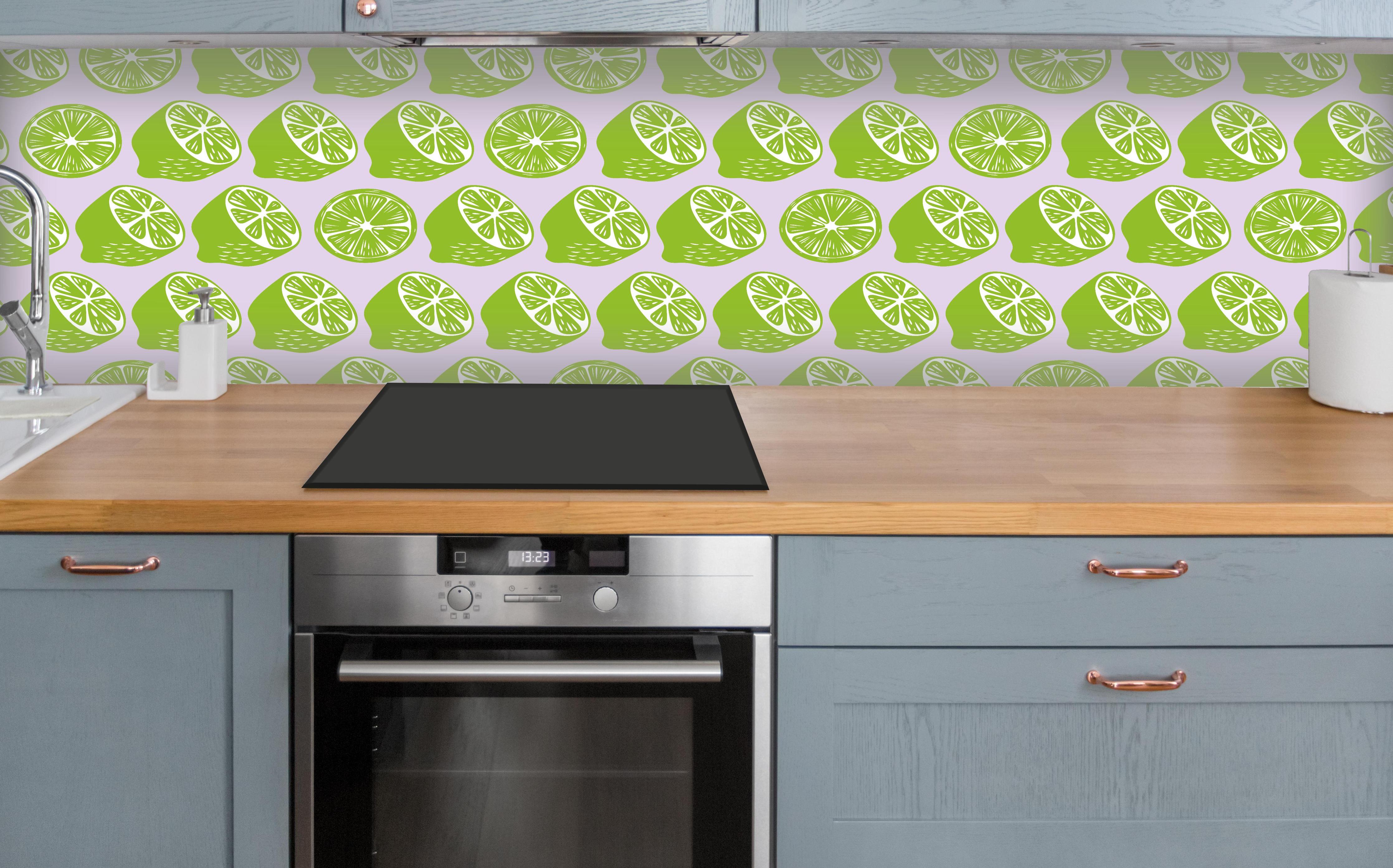 Küche - Citrus-Limetten-Muster Grün über polierter Holzarbeitsplatte mit Cerankochfeld