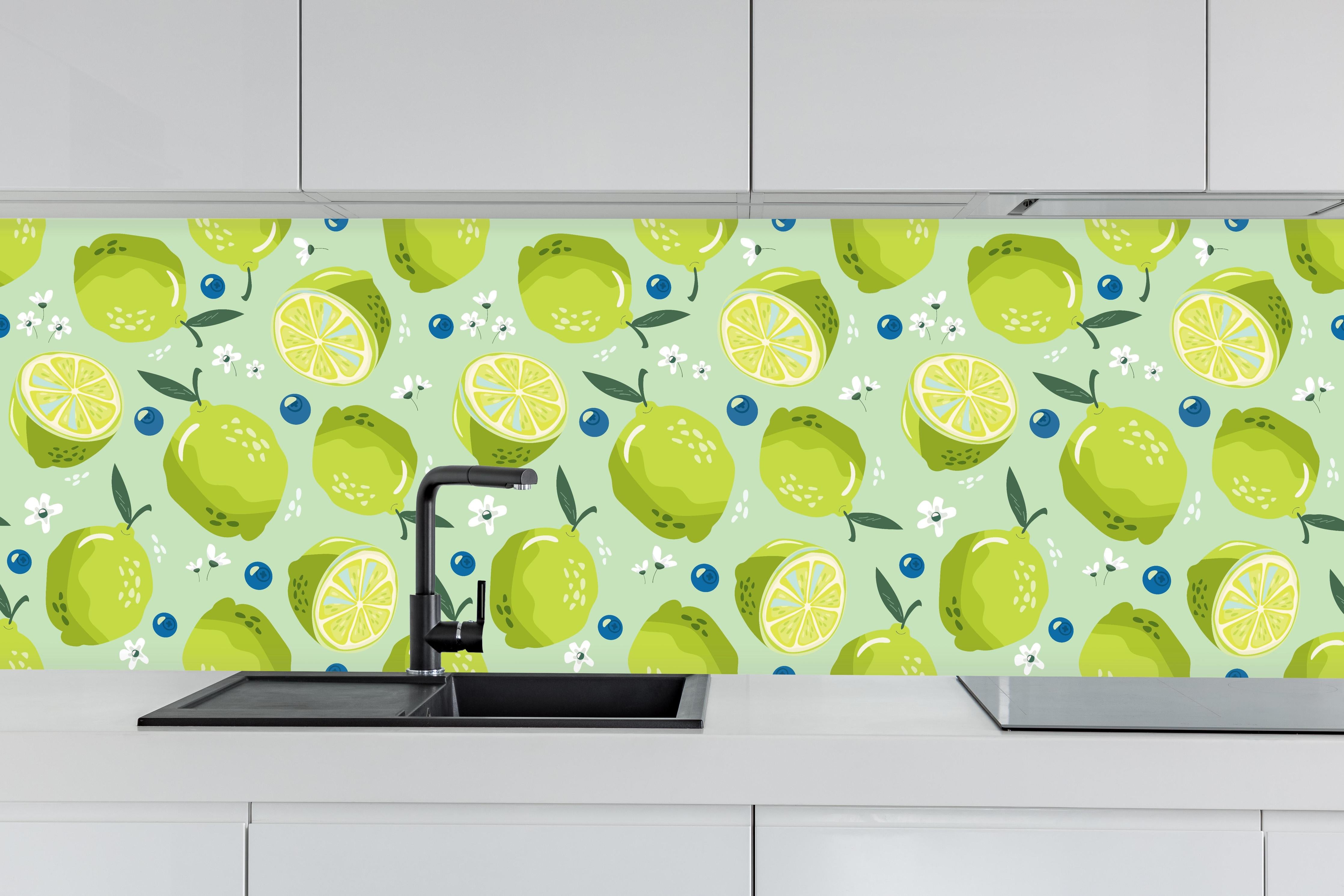 Küche - Citrus-Limetten-Muster hinter weißen Hochglanz-Küchenregalen und schwarzem Wasserhahn