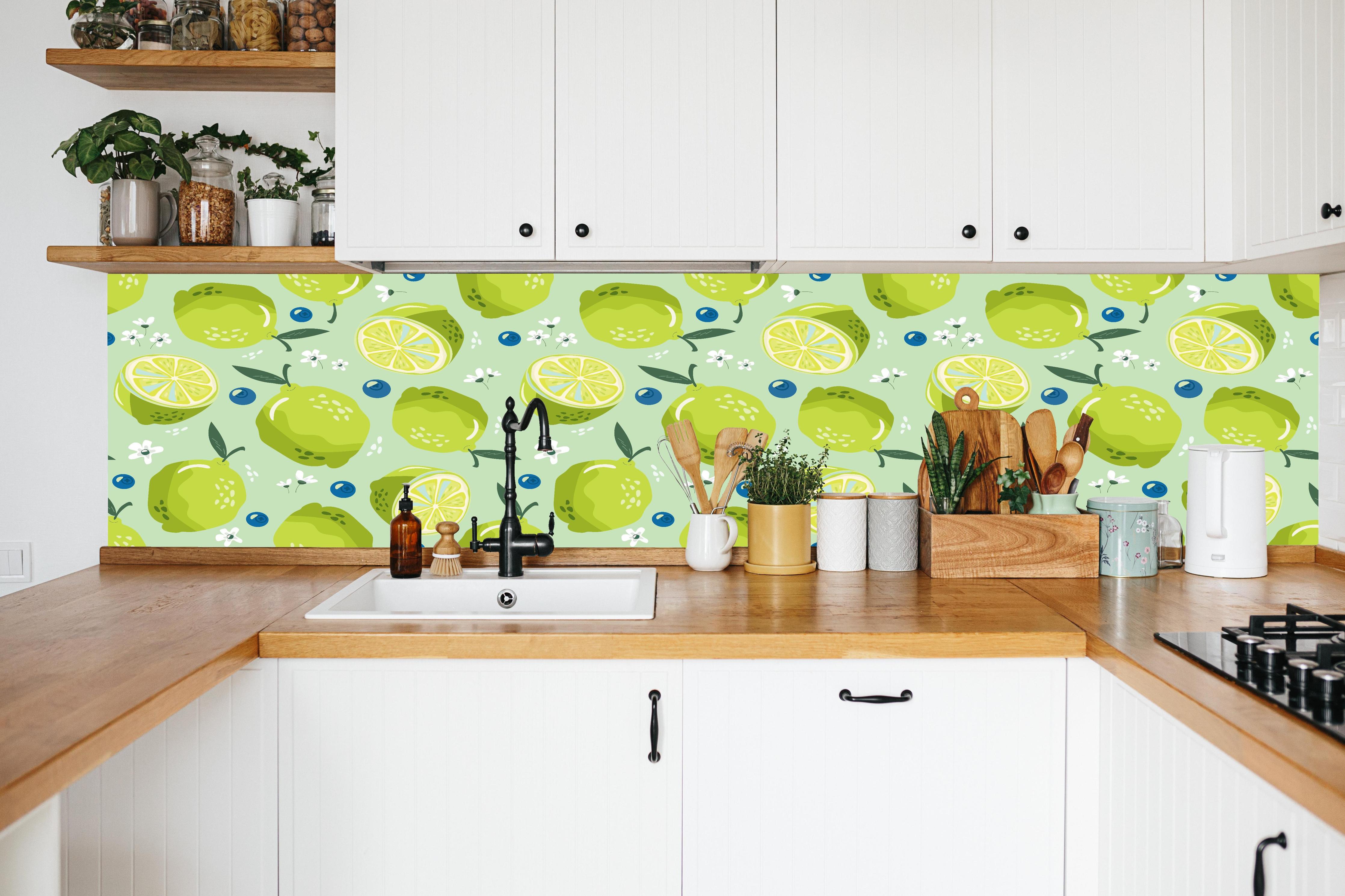Küche - Citrus-Limetten-Muster in weißer Küche hinter Gewürzen und Kochlöffeln aus Holz